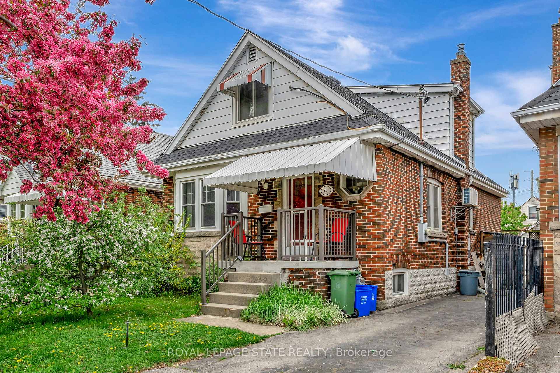 Photo 2 of 4 Park Row S, Hamilton, Delta — HOMEH