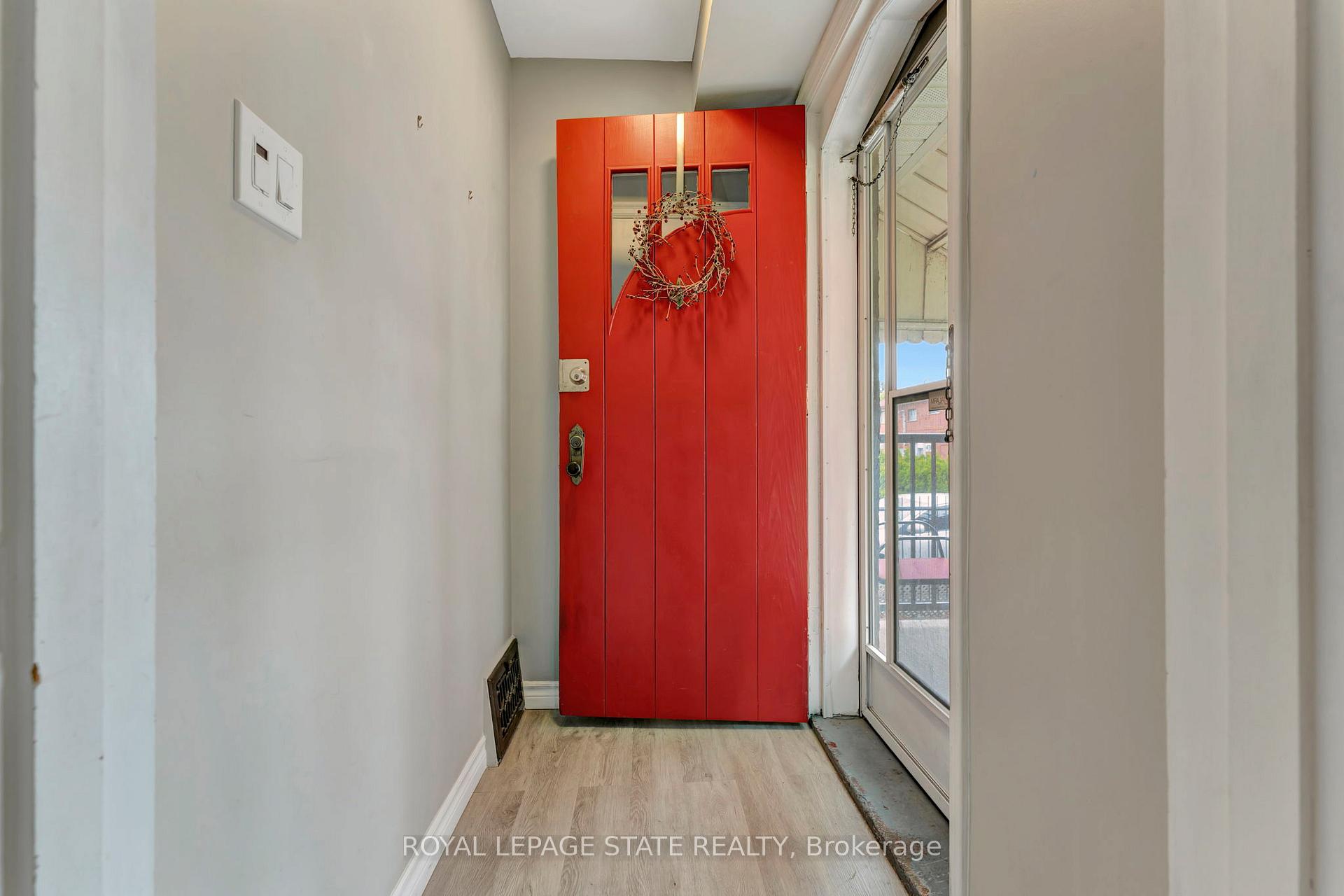 Photo 3 of 4 Park Row S, Hamilton, Delta — HOMEH