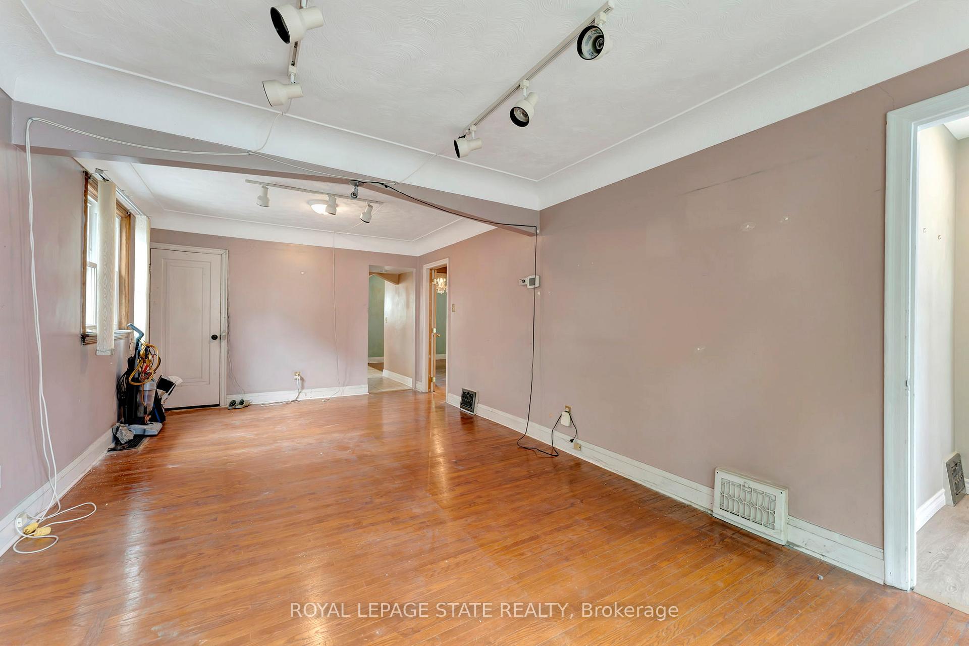 Photo 5 of 4 Park Row S, Hamilton, Delta — HOMEH