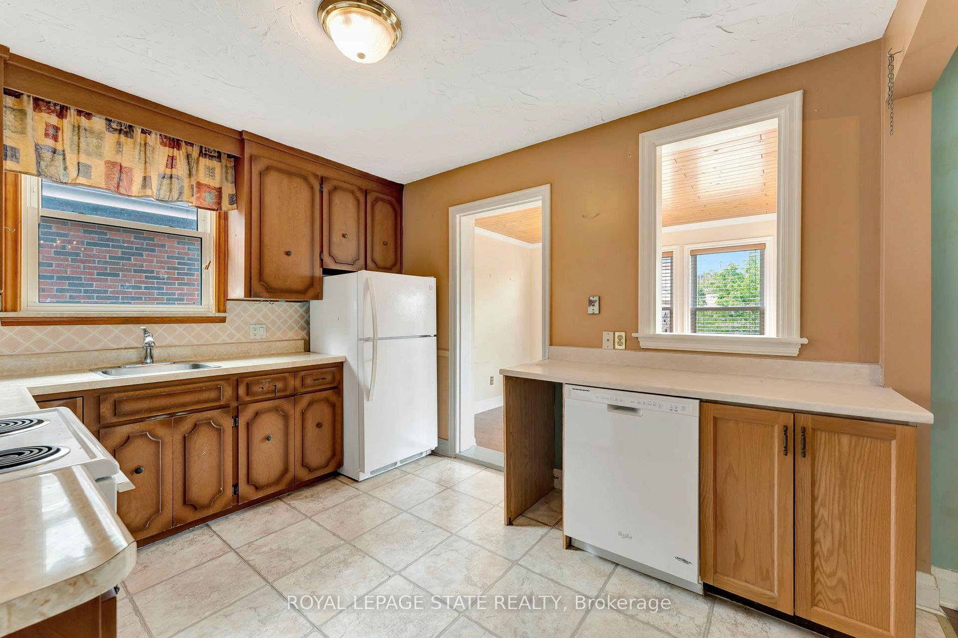 Photo 4 of 4 Park Row S, Hamilton, Delta — HOMEH
