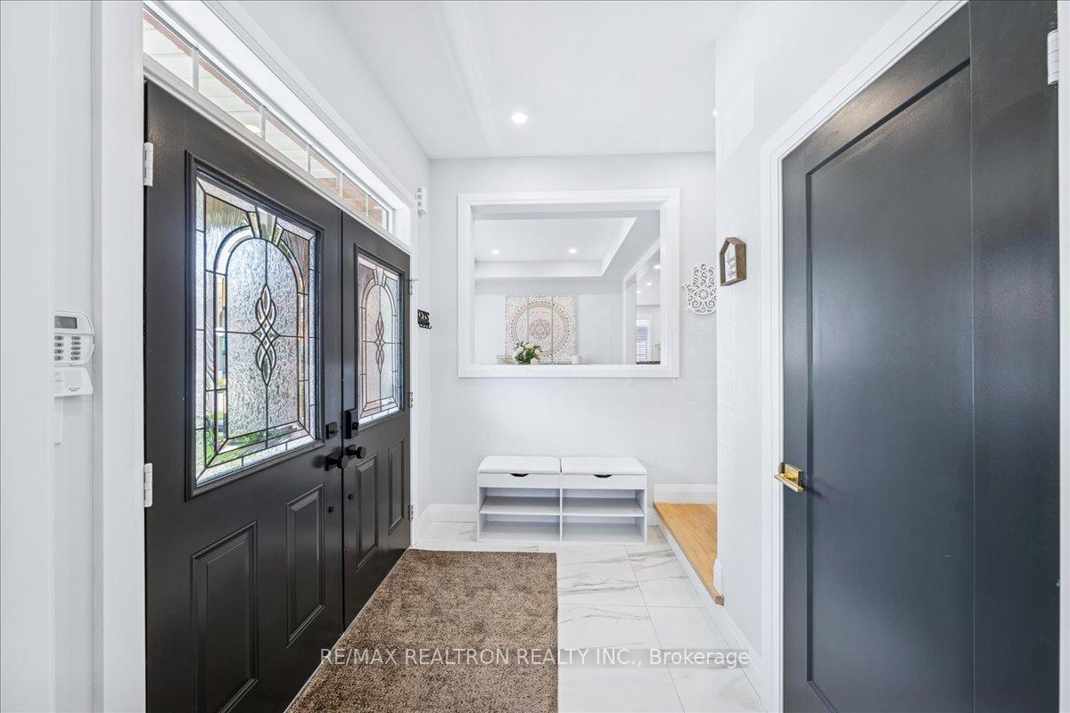 Photo 5 of 72 White Spruce Crescent, Vaughan, Patterson — HOMEH