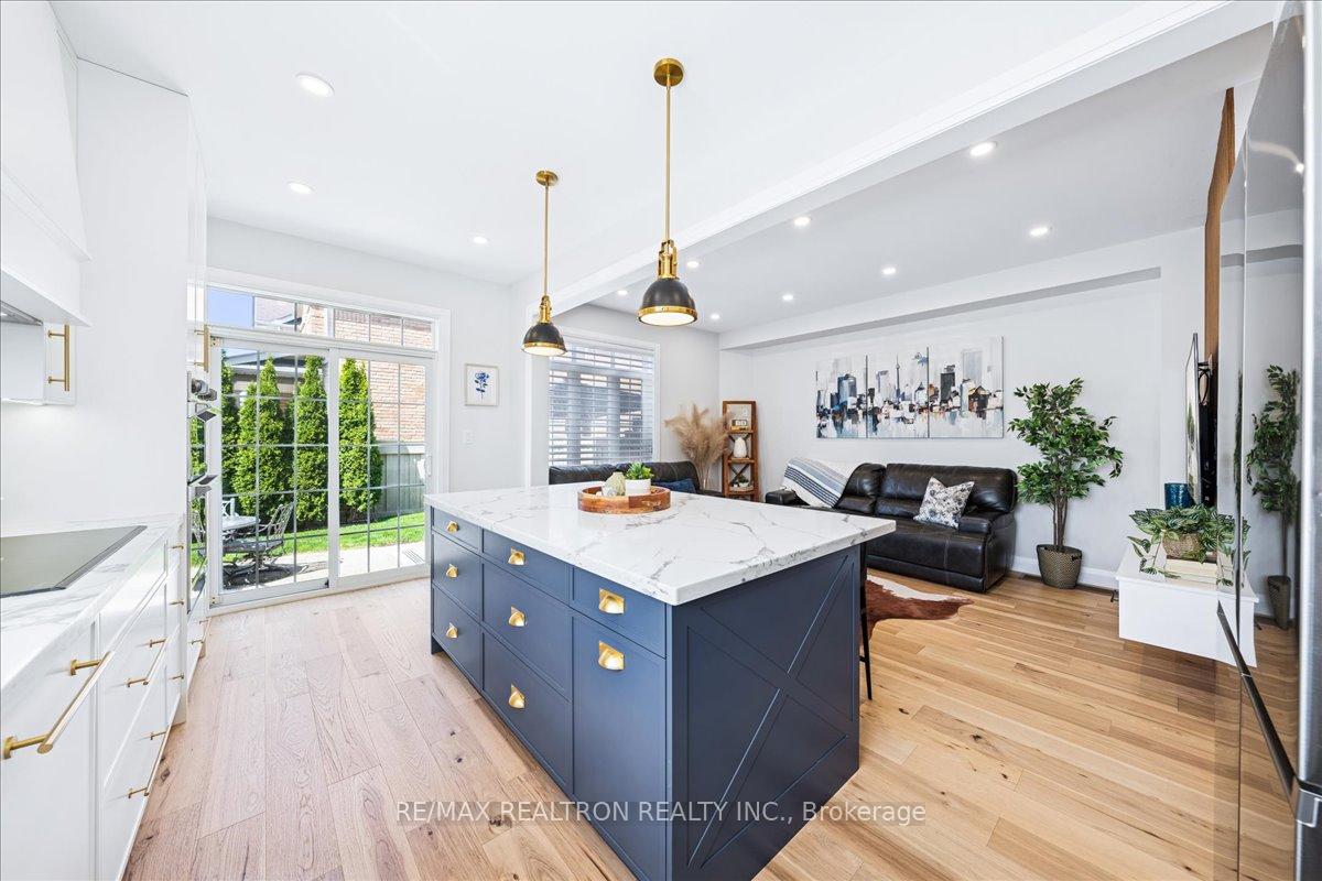 Photo 16 of 72 White Spruce Crescent, Vaughan, Patterson — HOMEH