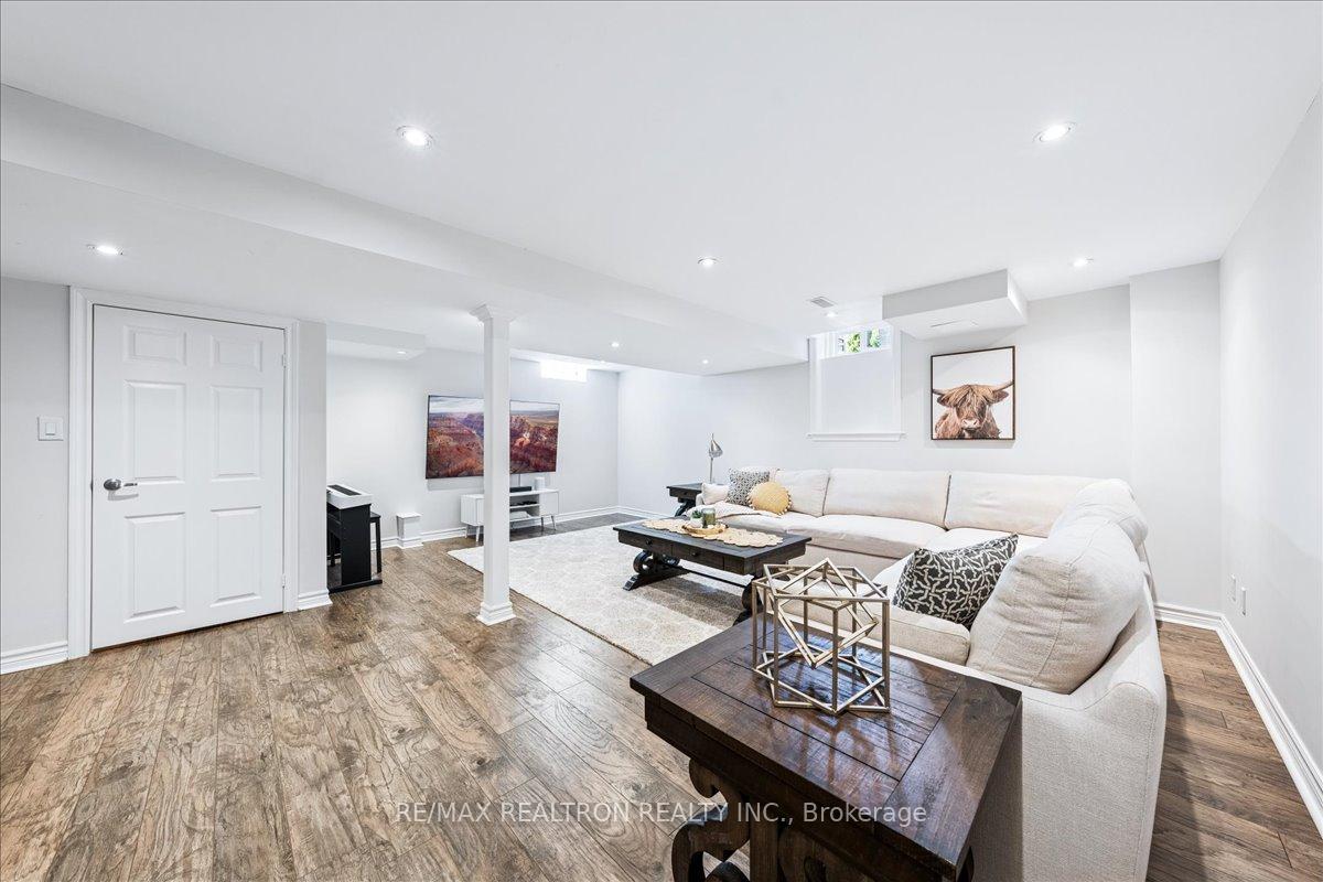 Photo 35 of 72 White Spruce Crescent, Vaughan, Patterson — HOMEH