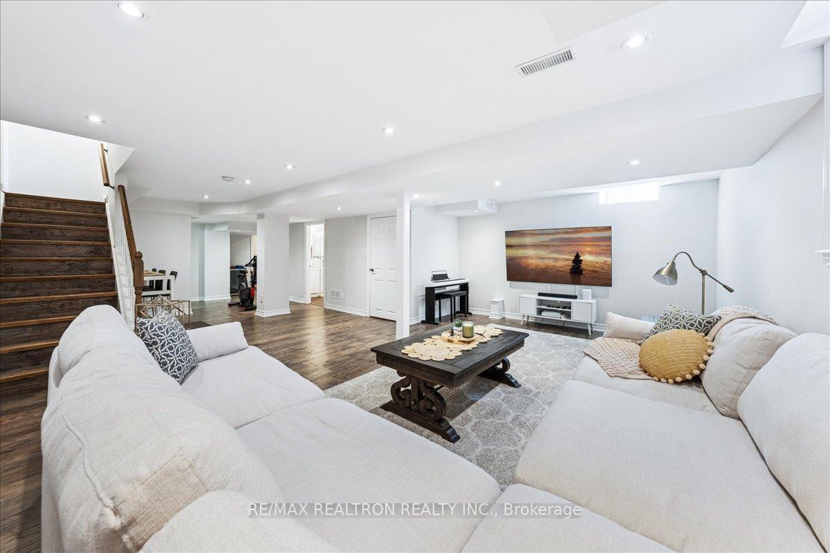 Photo 34 of 72 White Spruce Crescent, Vaughan, Patterson — HOMEH