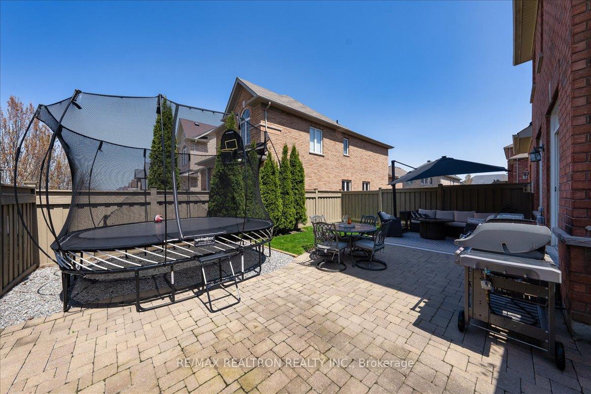 Photo 39 of 72 White Spruce Crescent, Vaughan, Patterson — HOMEH