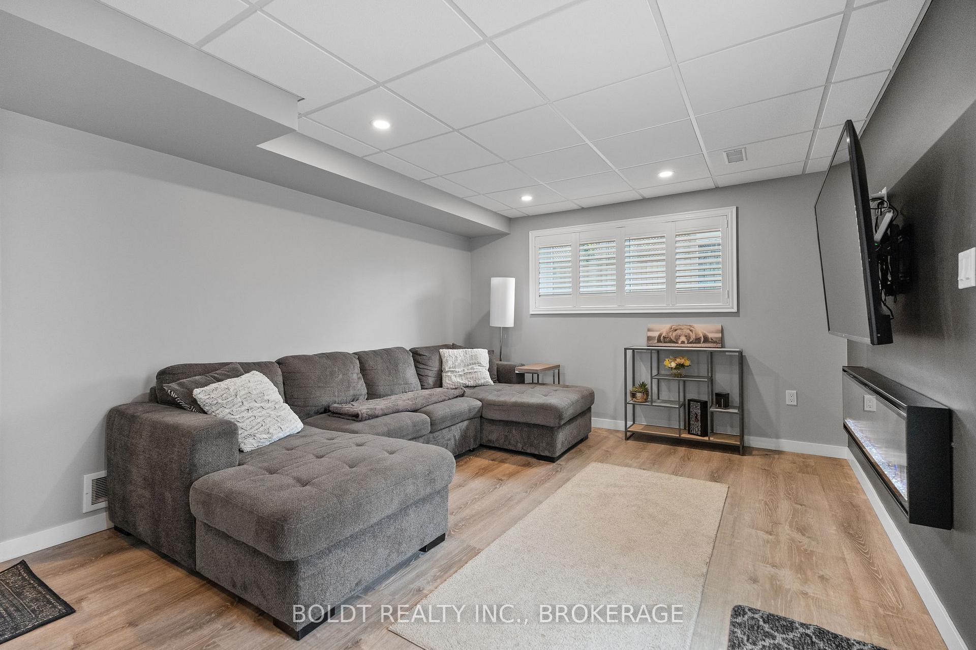Photo 20 of 53 Regent Drive, St. Catharines, Vine/Linwell — HOMEH