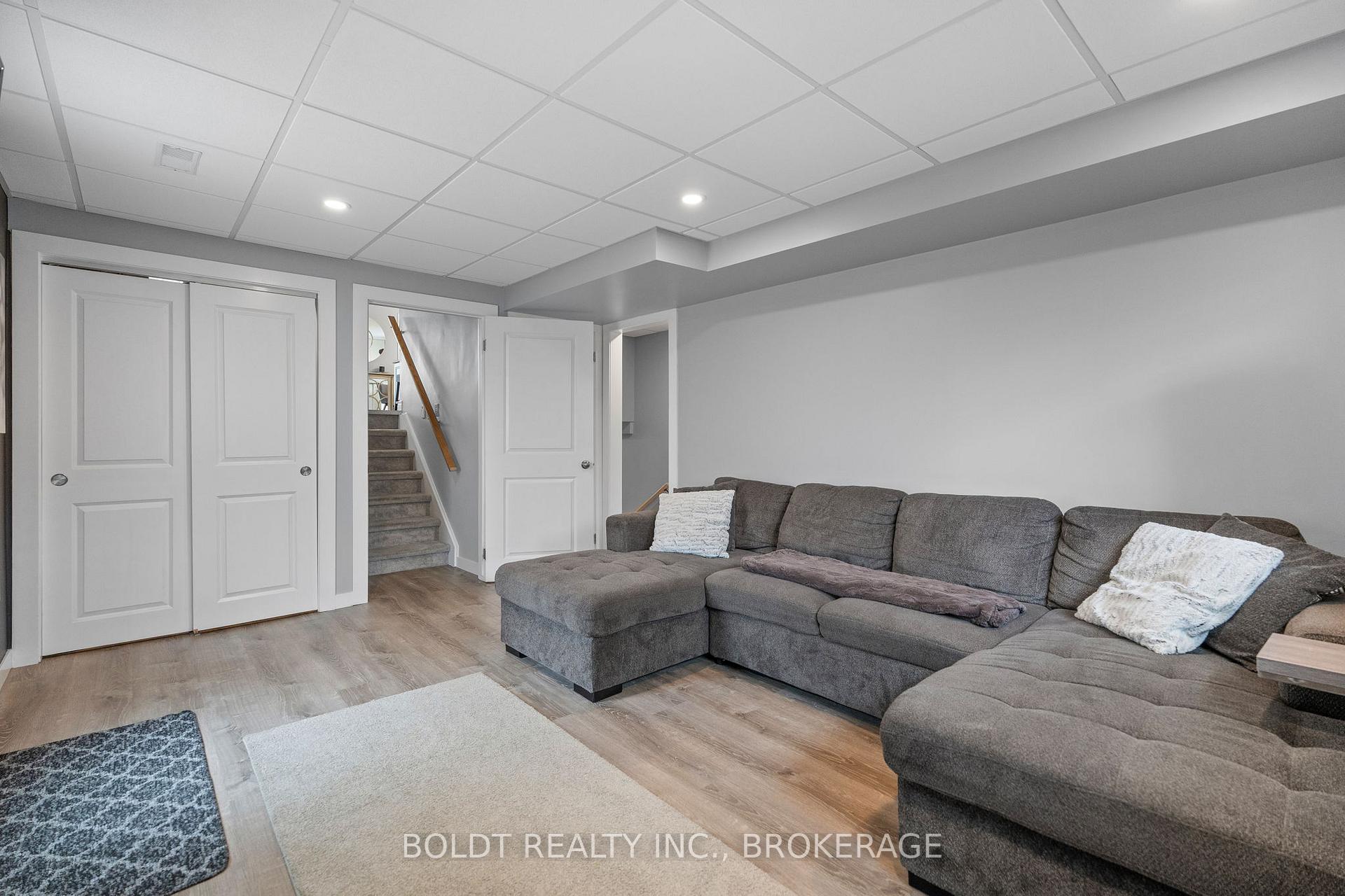 Photo 15 of 53 Regent Drive, St. Catharines, Vine/Linwell — HOMEH