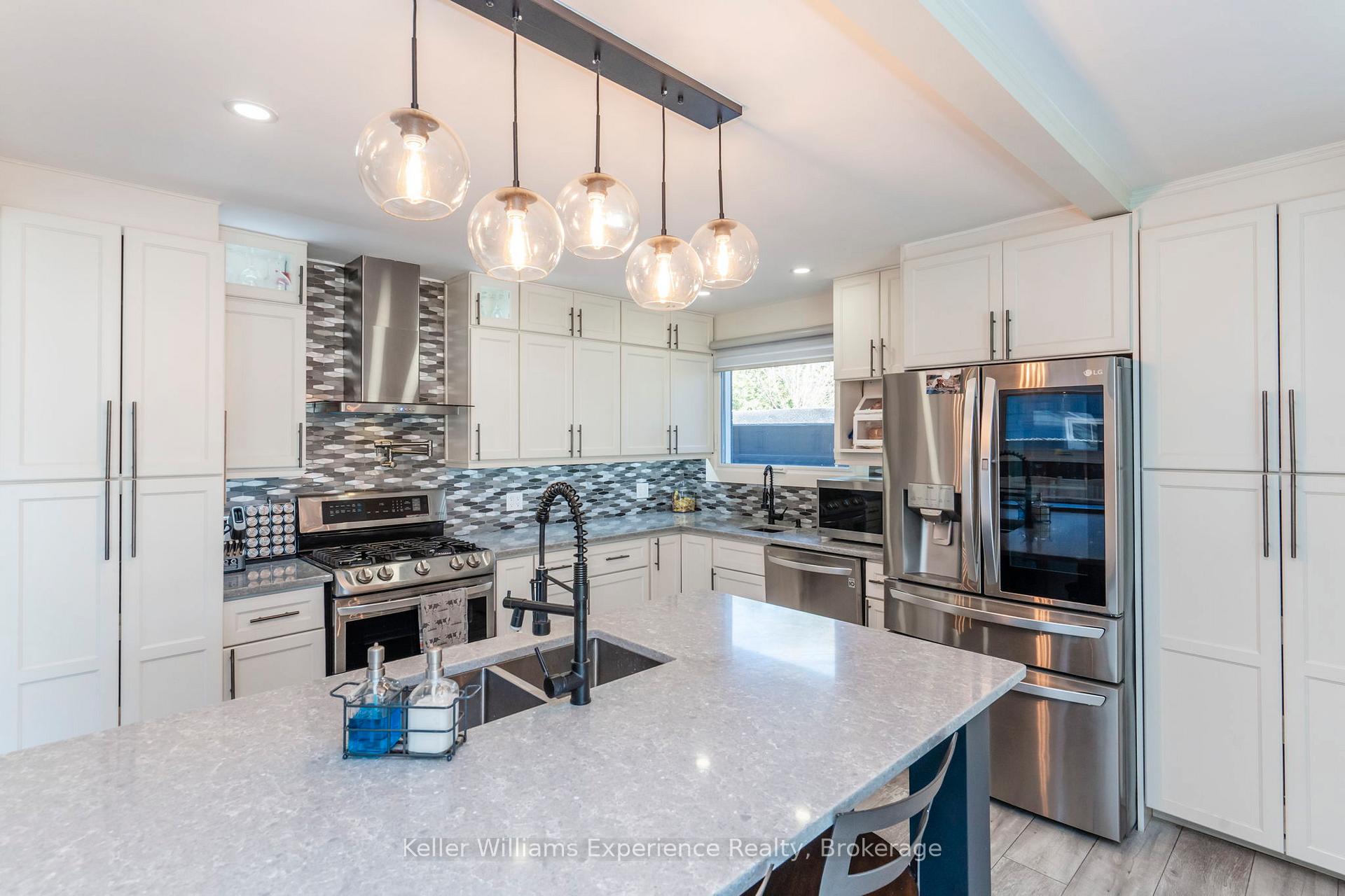 Photo 5 of 954 Hugel Avenue, Midland — HOMEH