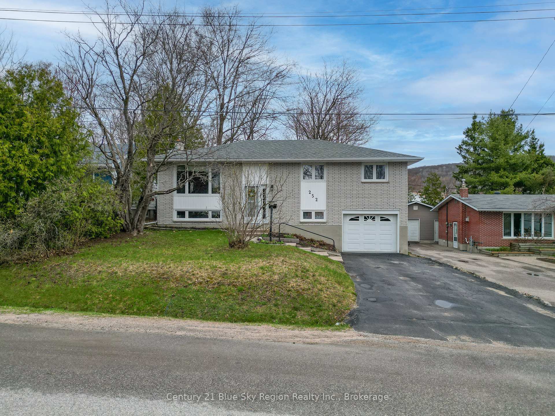 Front of 252 Glen Rouge Drive
