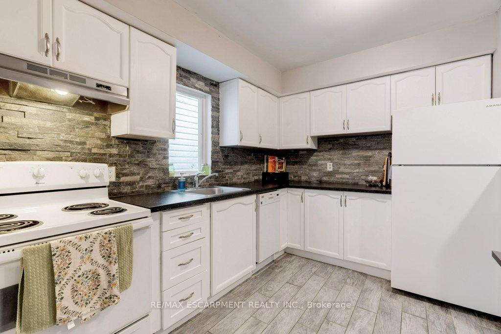 Photo 4 of 89 Albany Avenue, Hamilton, Homeside — HOMEH