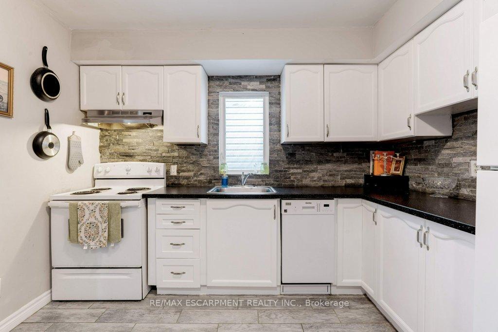 Photo 9 of 89 Albany Avenue, Hamilton, Homeside — HOMEH
