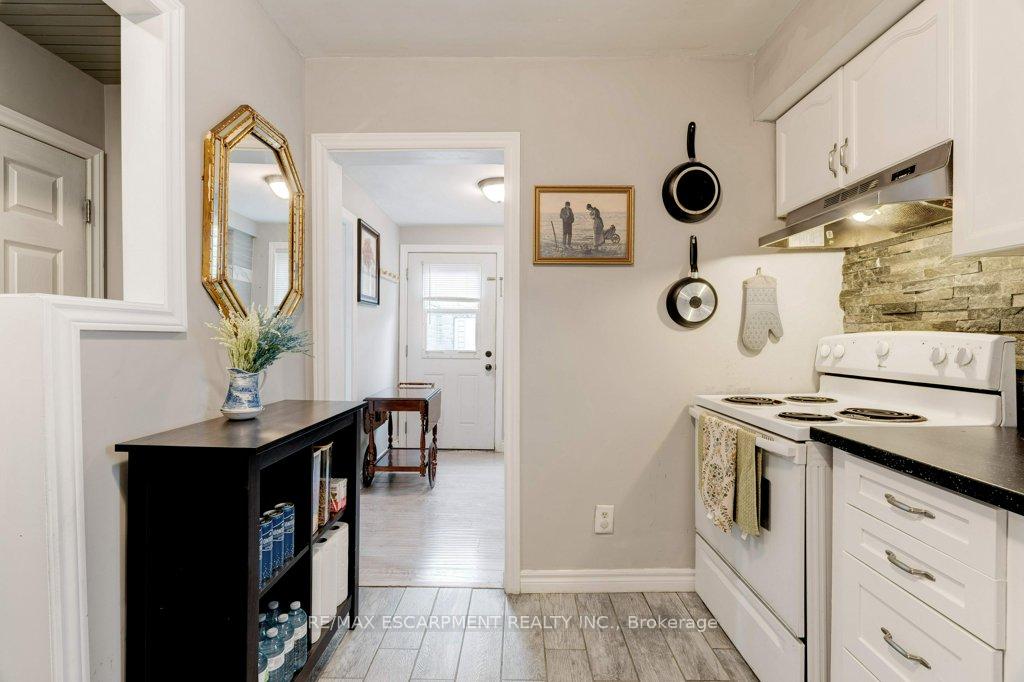Photo 5 of 89 Albany Avenue, Hamilton, Homeside — HOMEH