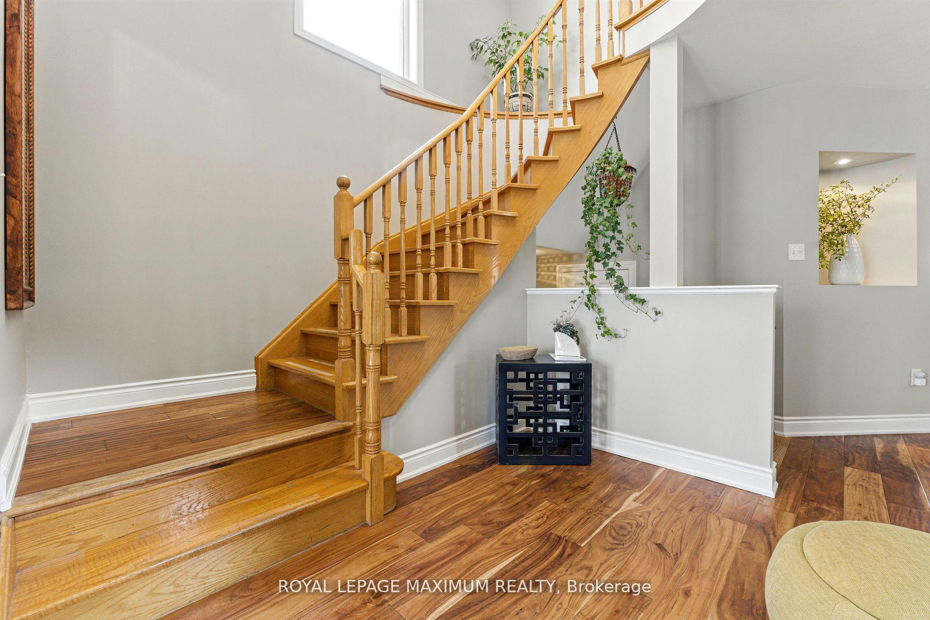 Photo 5 of 104 Lookout Point Court, Vaughan, West Woodbridge — HOMEH