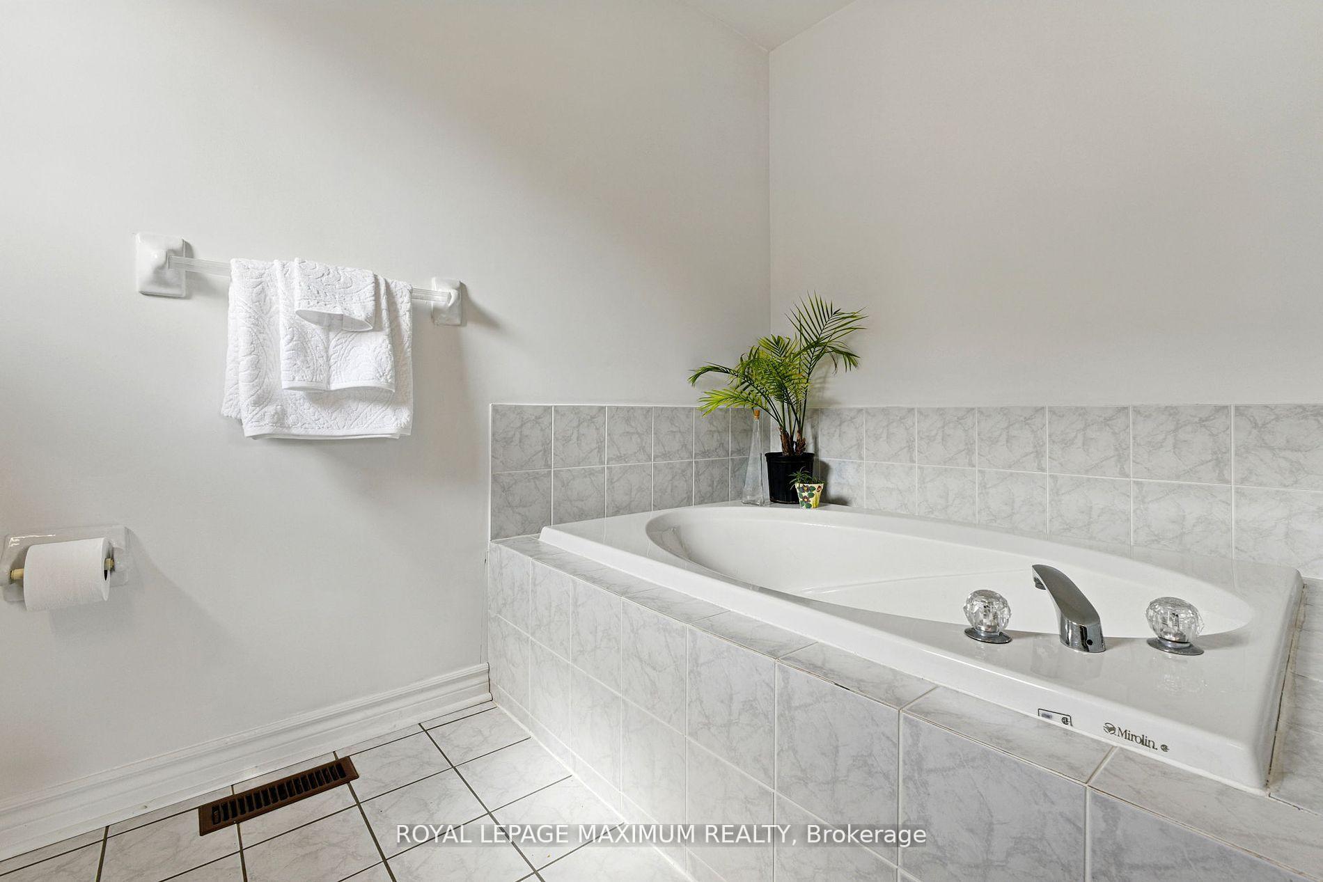 Photo 21 of 104 Lookout Point Court, Vaughan, West Woodbridge — HOMEH