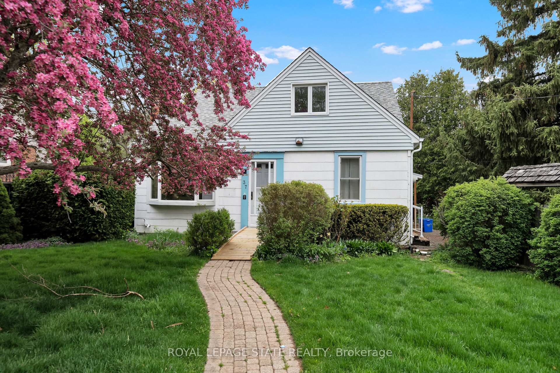 Photo 2 of 37 Mercer Street, Hamilton, Dundas — HOMEH