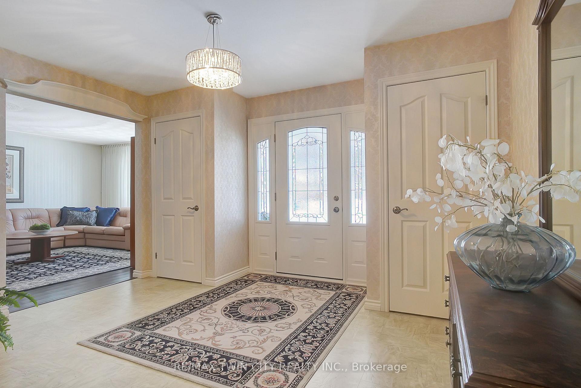 Photo 7 of 28 Upper Canada Place, Kitchener — HOMEH