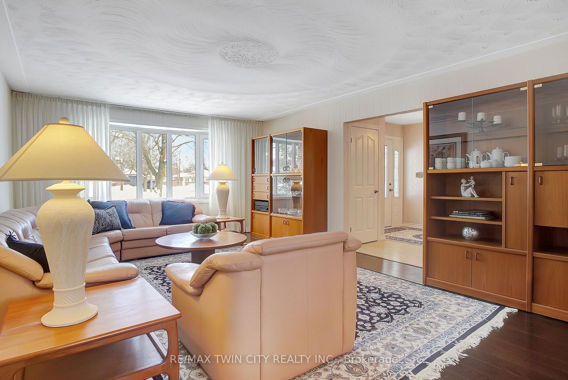 Photo 10 of 28 Upper Canada Place, Kitchener — HOMEH