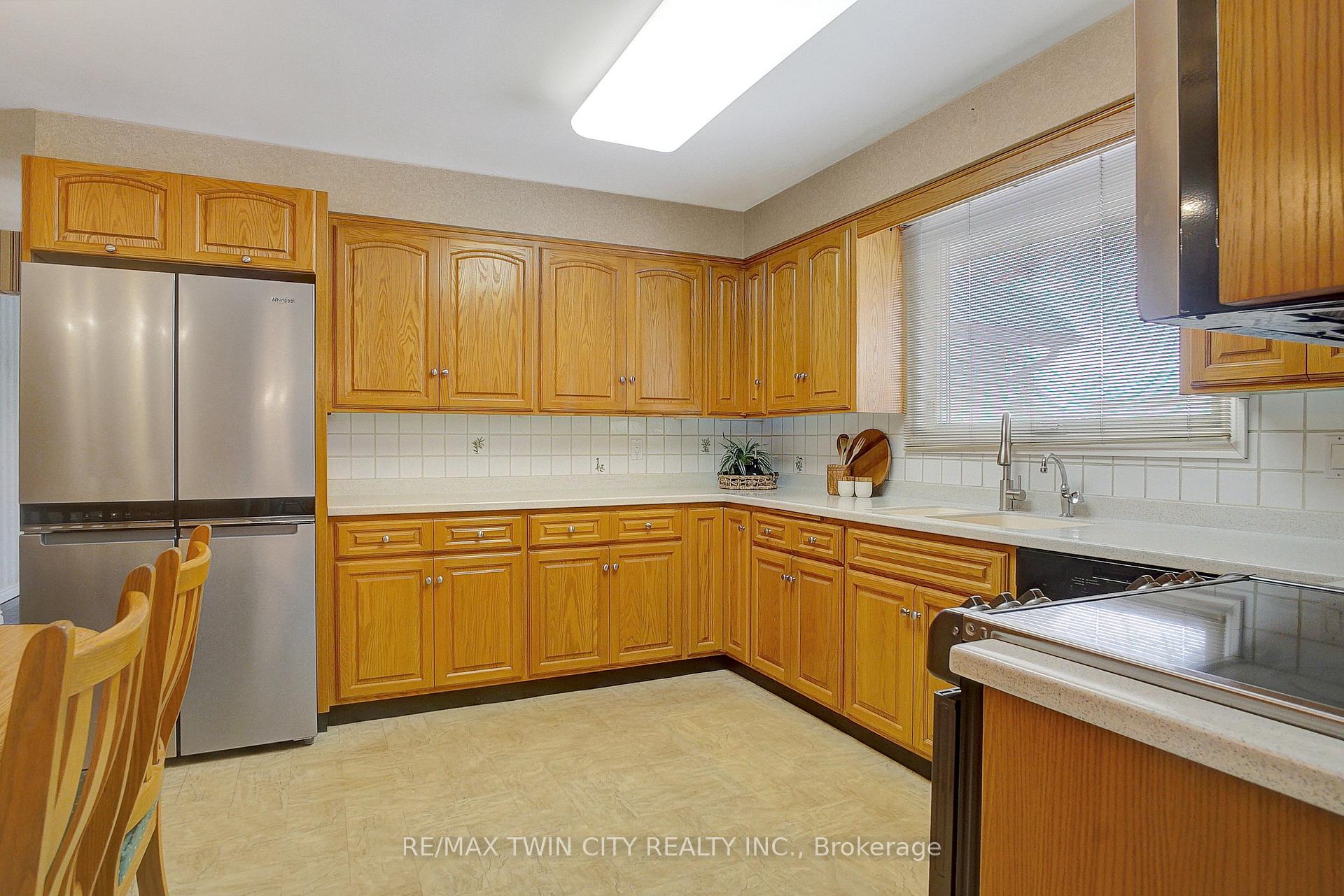 Photo 3 of 28 Upper Canada Place, Kitchener — HOMEH