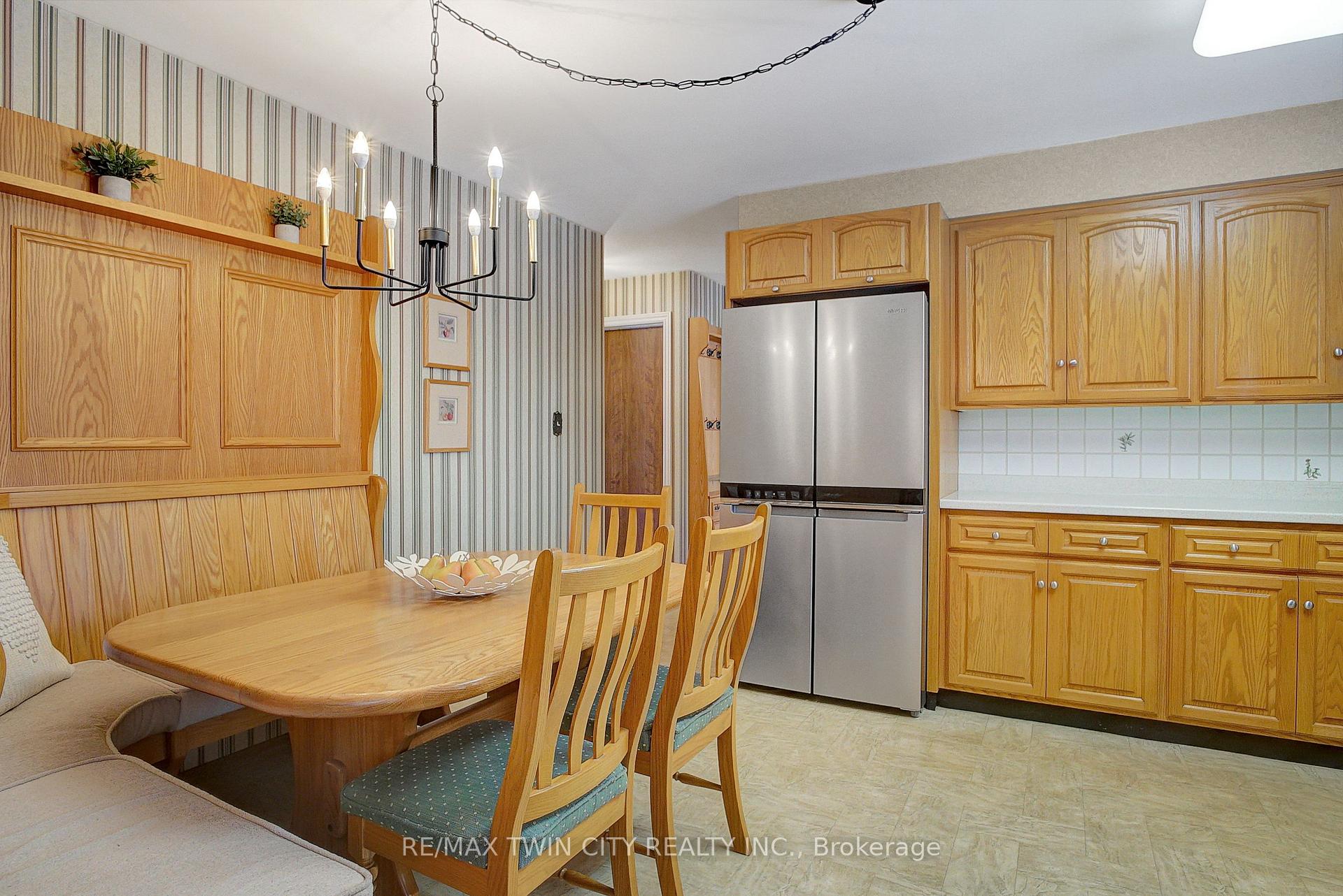 Photo 5 of 28 Upper Canada Place, Kitchener — HOMEH