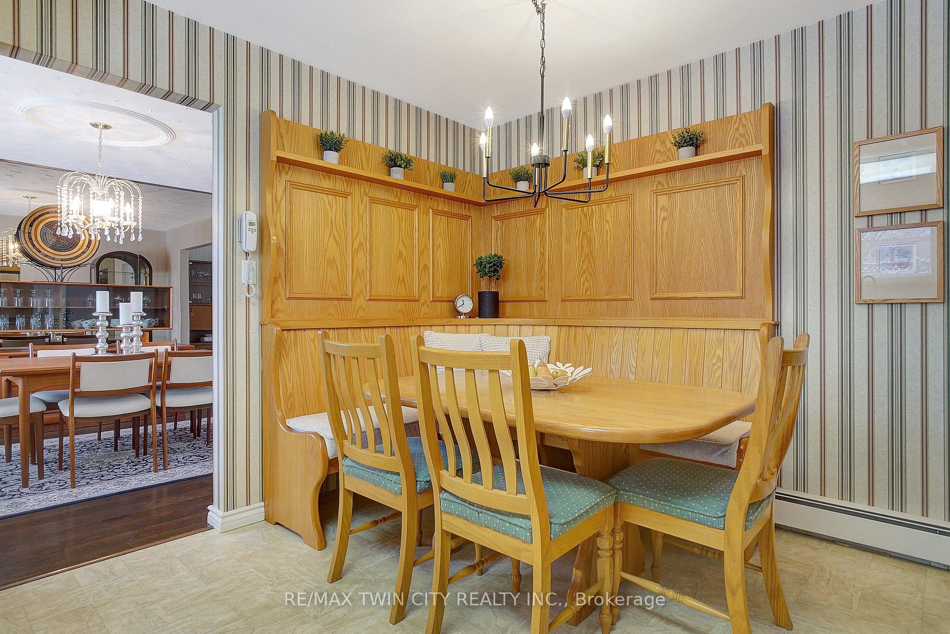 Photo 6 of 28 Upper Canada Place, Kitchener — HOMEH