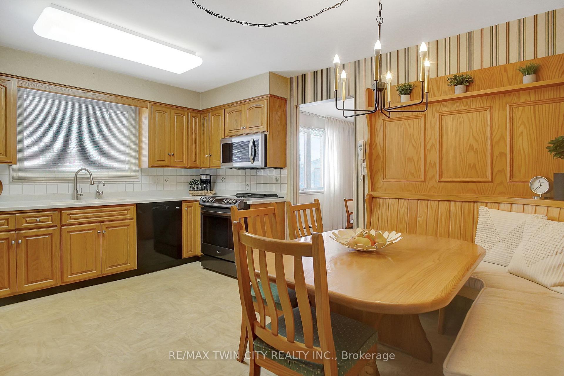 Photo 13 of 28 Upper Canada Place, Kitchener — HOMEH