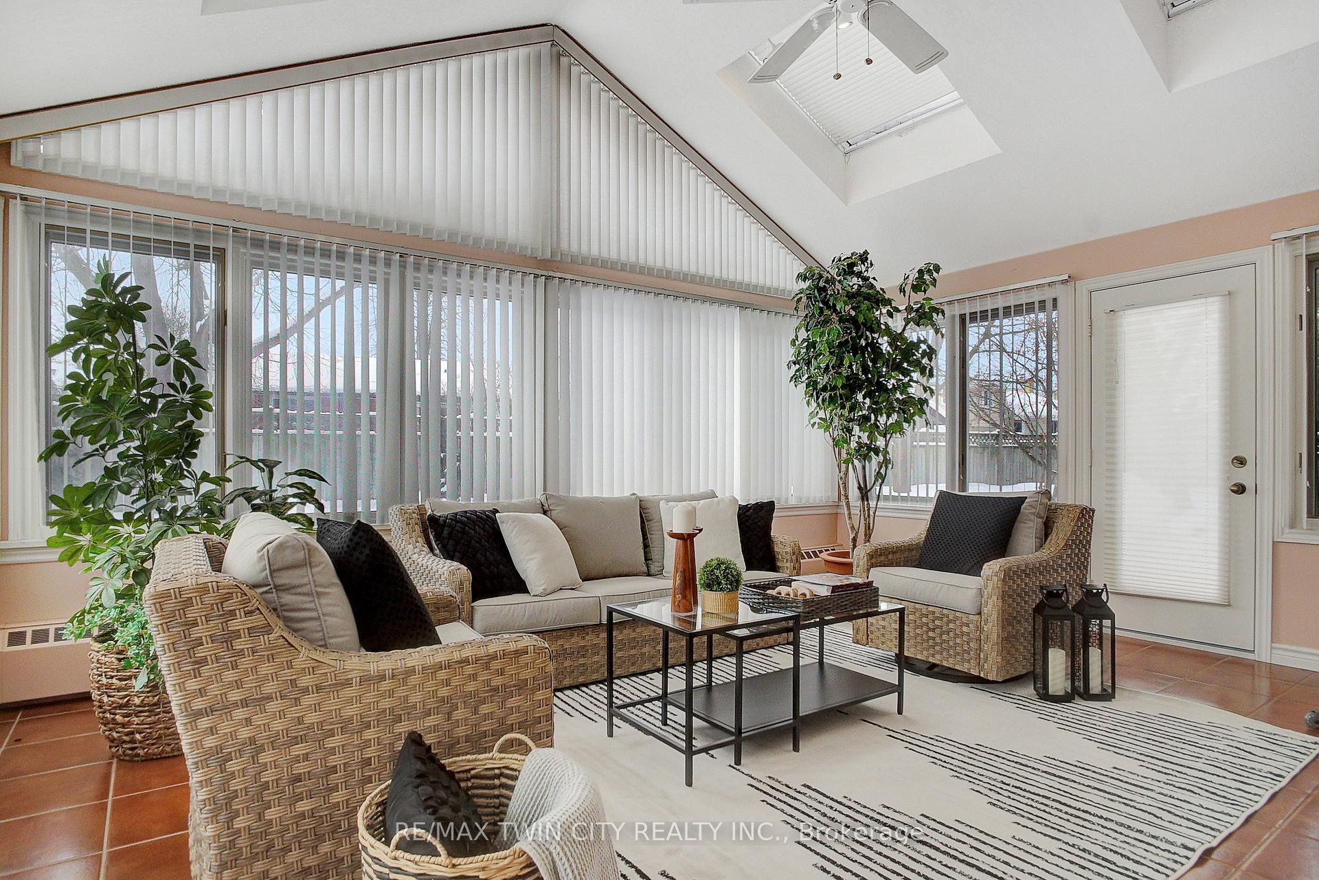 Photo 14 of 28 Upper Canada Place, Kitchener — HOMEH
