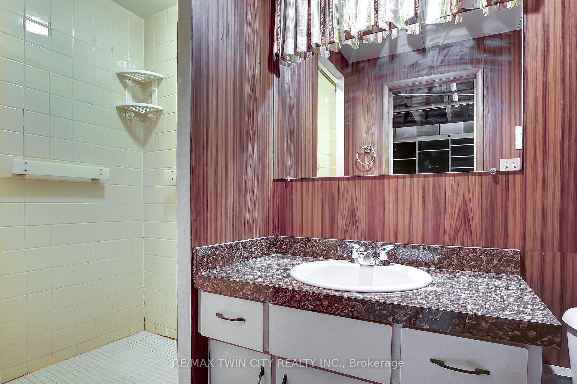 Photo 38 of 28 Upper Canada Place, Kitchener — HOMEH