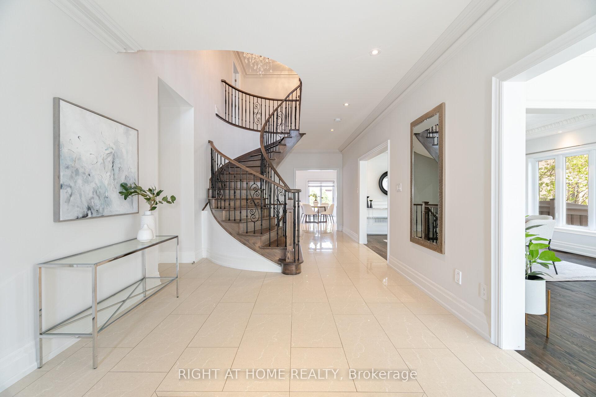 Photo 8 of 110 Green Manor Crescent, Vaughan, East Woodbridge — HOMEH