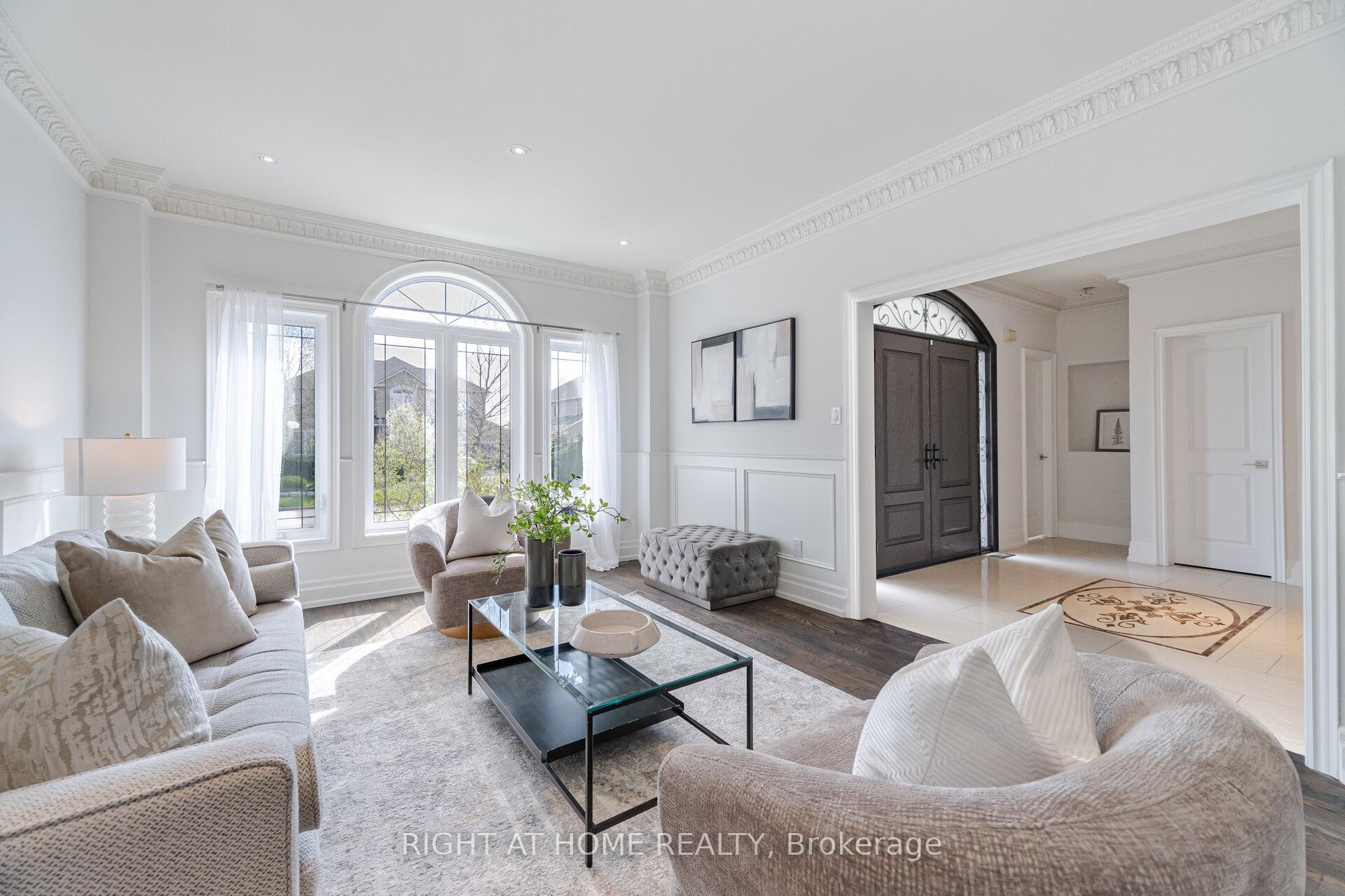 Photo 3 of 110 Green Manor Crescent, Vaughan, East Woodbridge — HOMEH