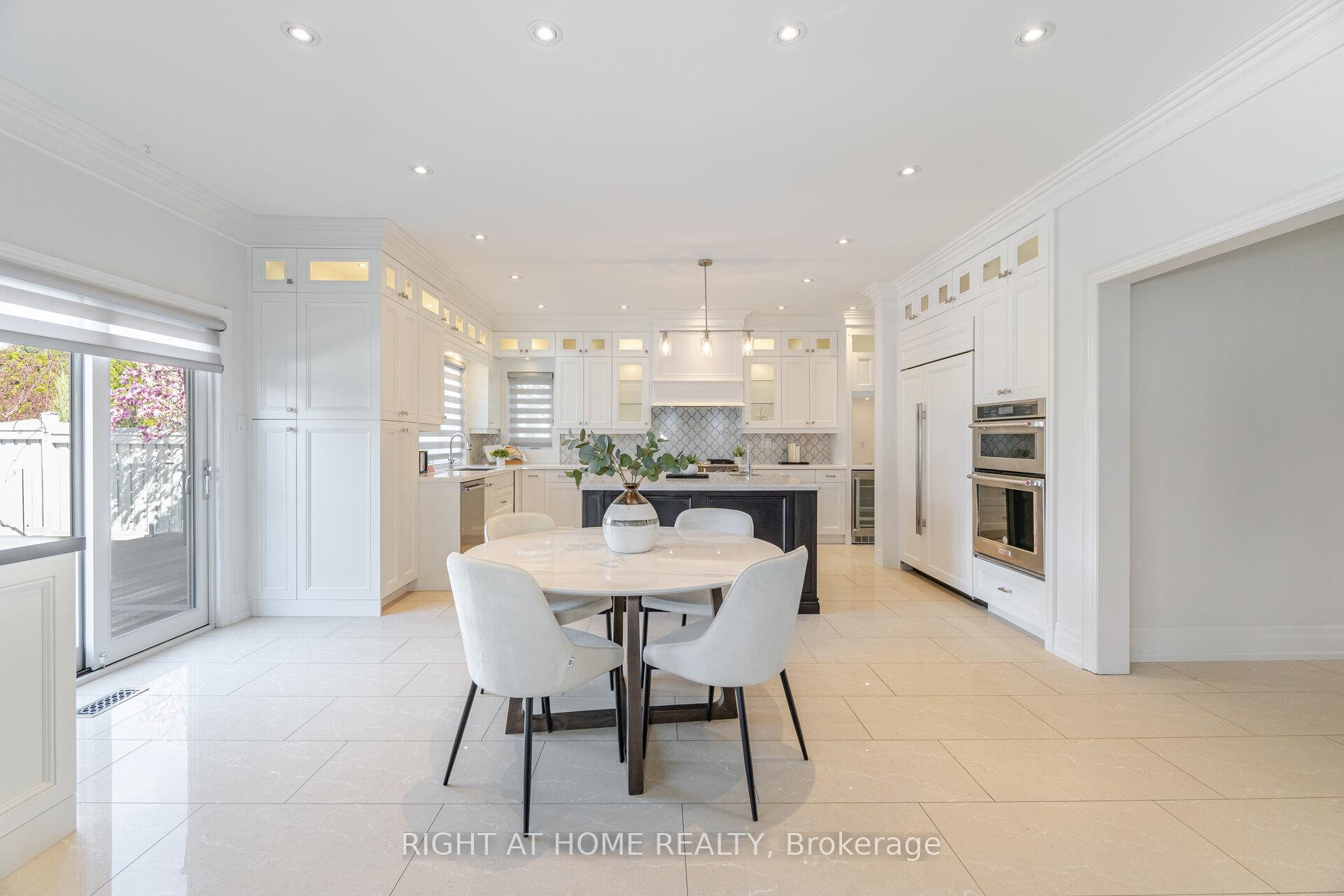 Photo 7 of 110 Green Manor Crescent, Vaughan, East Woodbridge — HOMEH