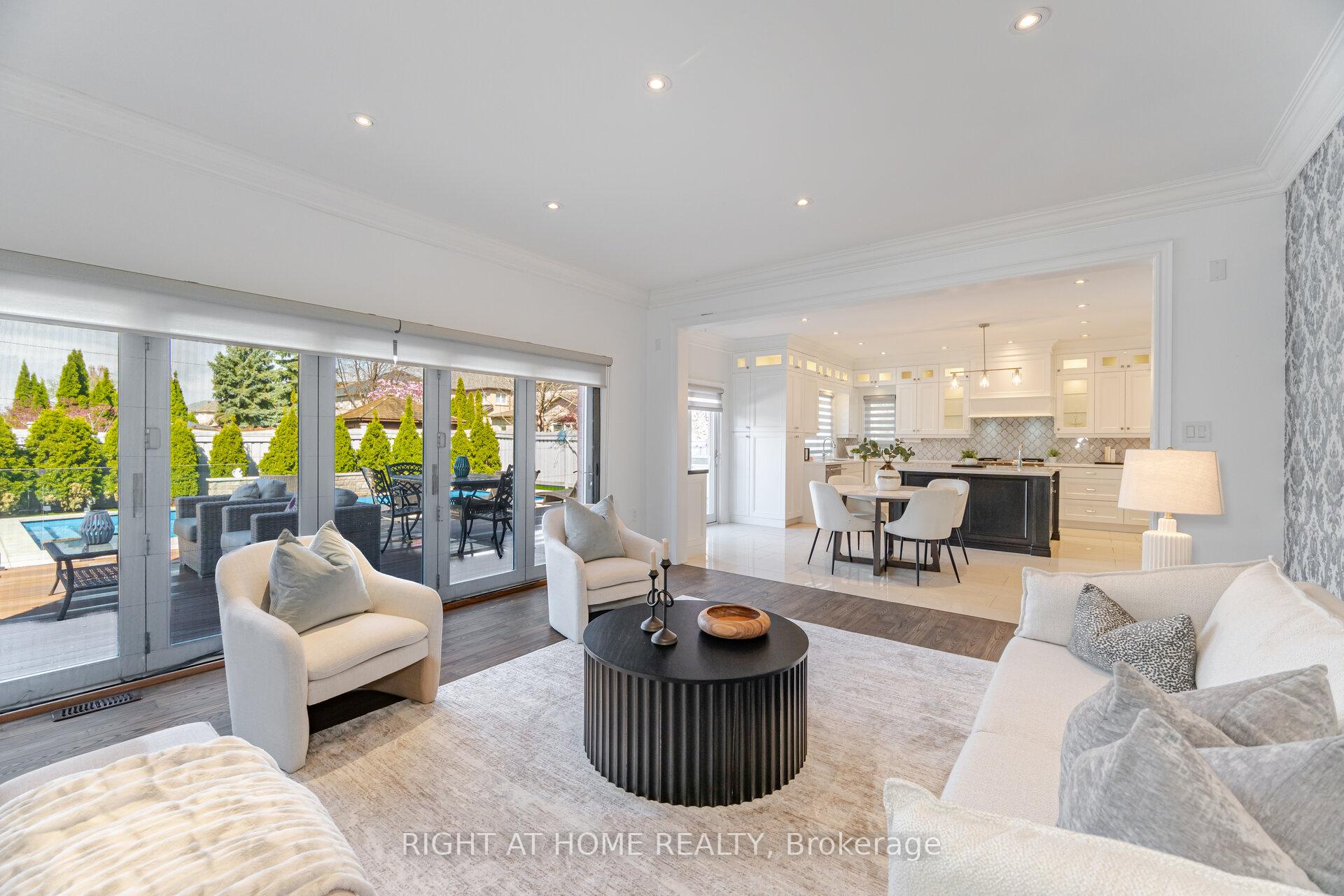 Photo 6 of 110 Green Manor Crescent, Vaughan, East Woodbridge — HOMEH