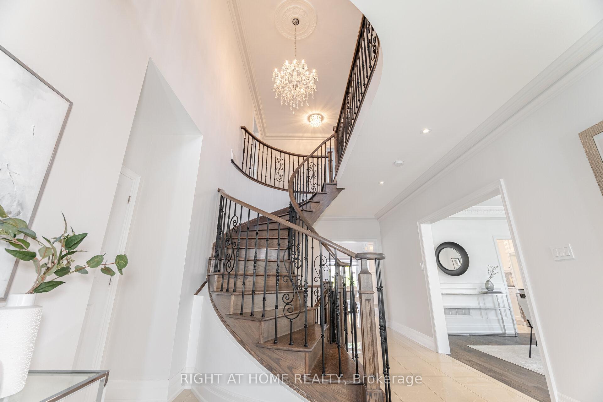 Photo 13 of 110 Green Manor Crescent, Vaughan, East Woodbridge — HOMEH