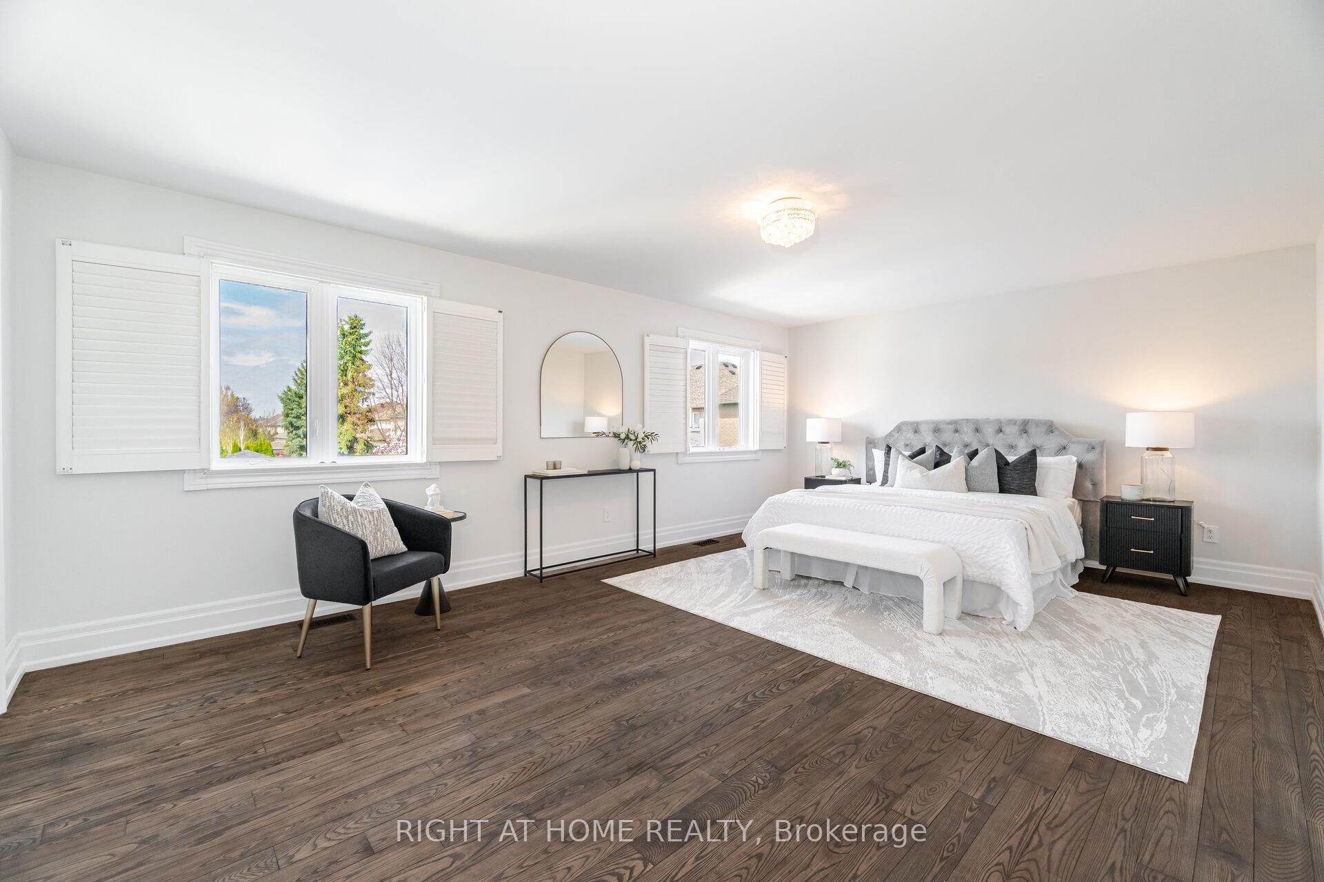 Photo 2 of 110 Green Manor Crescent, Vaughan, East Woodbridge — HOMEH