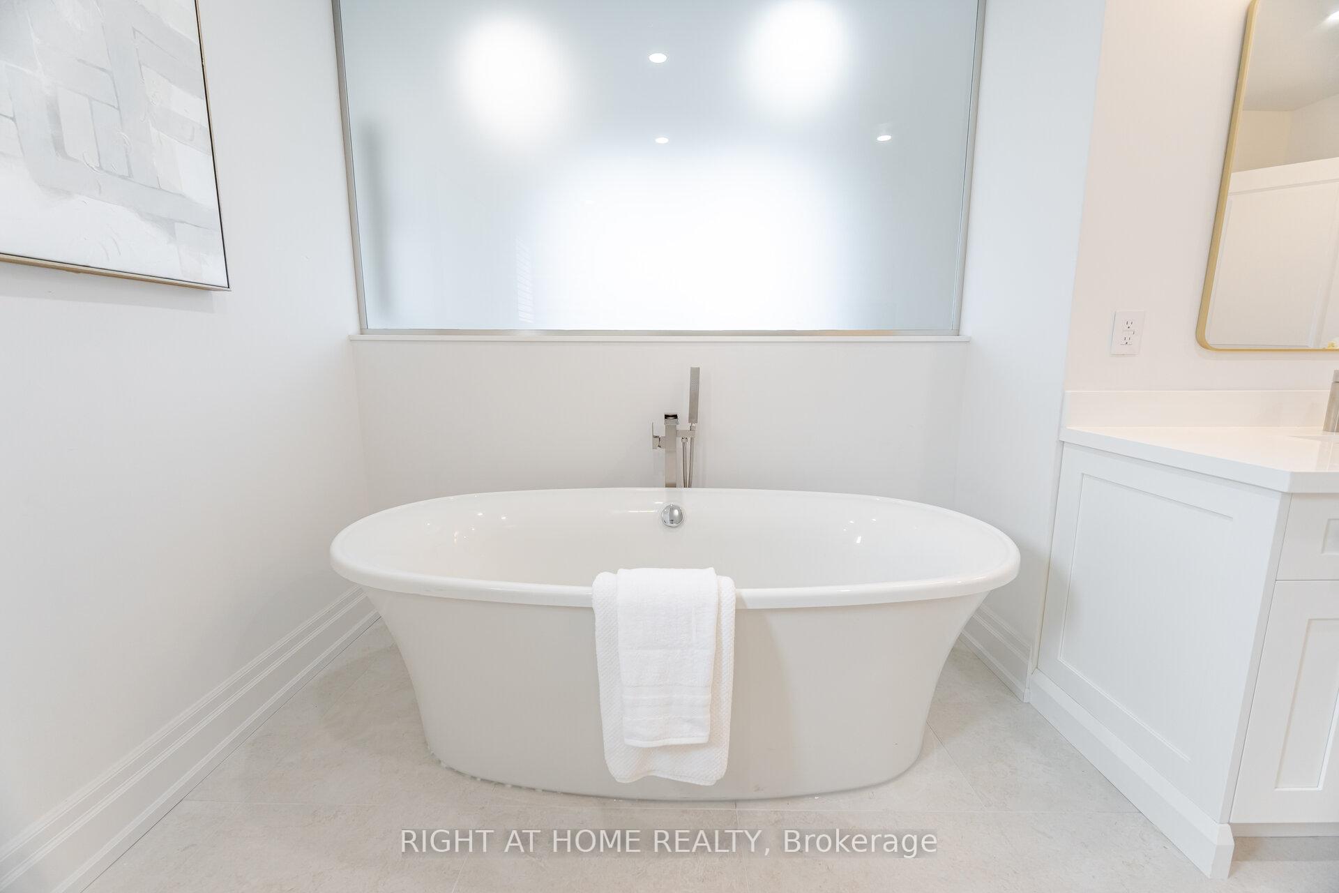 Photo 21 of 110 Green Manor Crescent, Vaughan, East Woodbridge — HOMEH