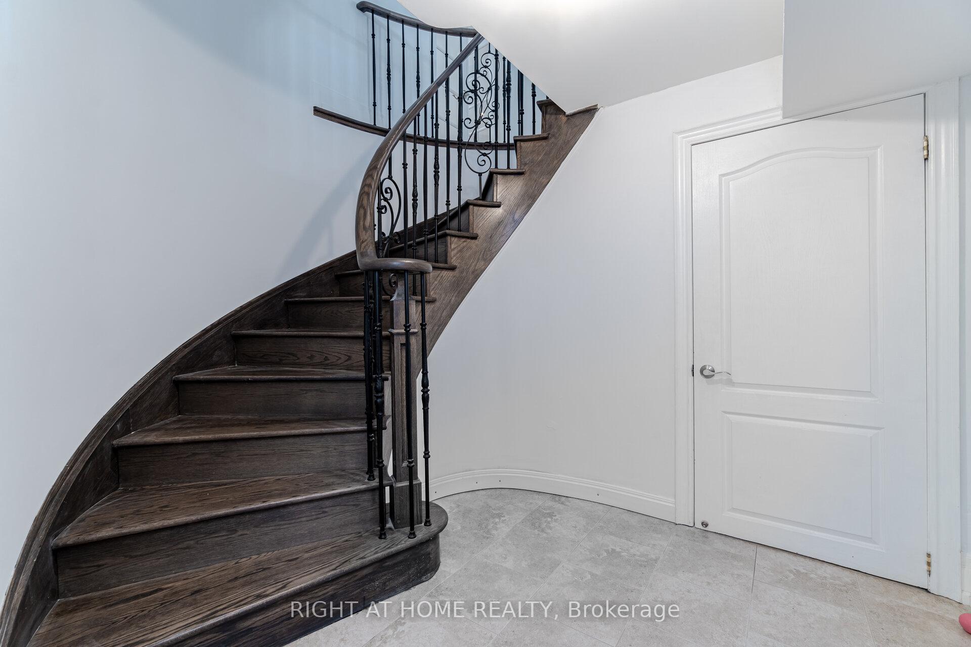 Photo 37 of 110 Green Manor Crescent, Vaughan, East Woodbridge — HOMEH