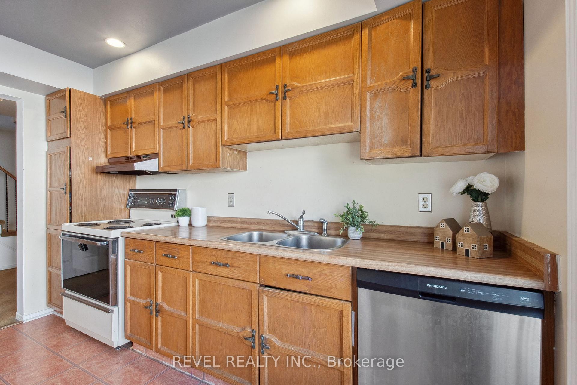 Photo 10 of 5 Winners Circle, Whitby, Blue Grass Meadows — HOMEH