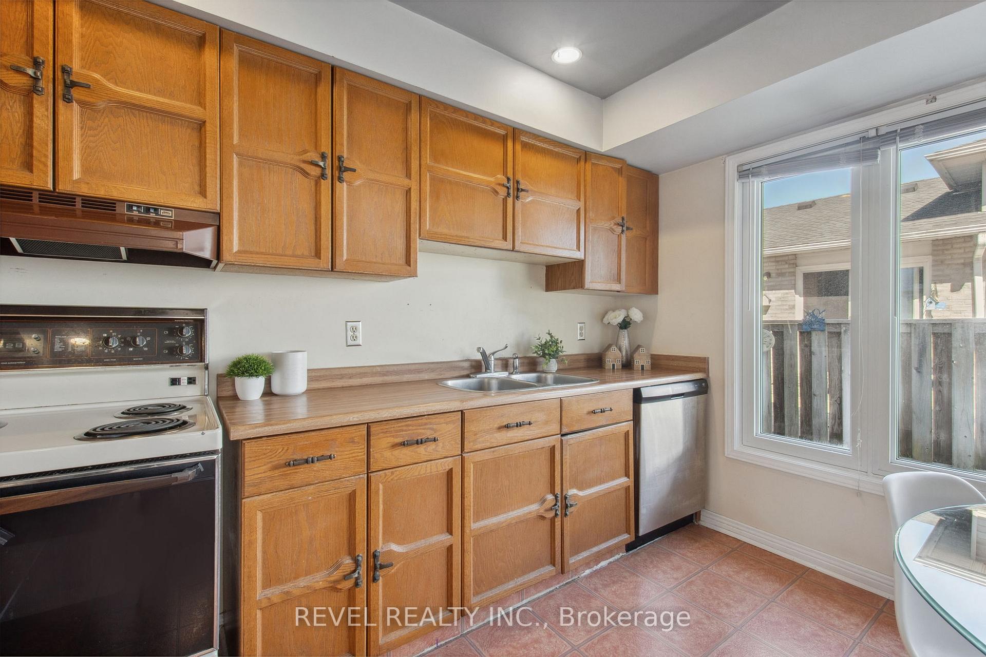 Photo 11 of 5 Winners Circle, Whitby, Blue Grass Meadows — HOMEH