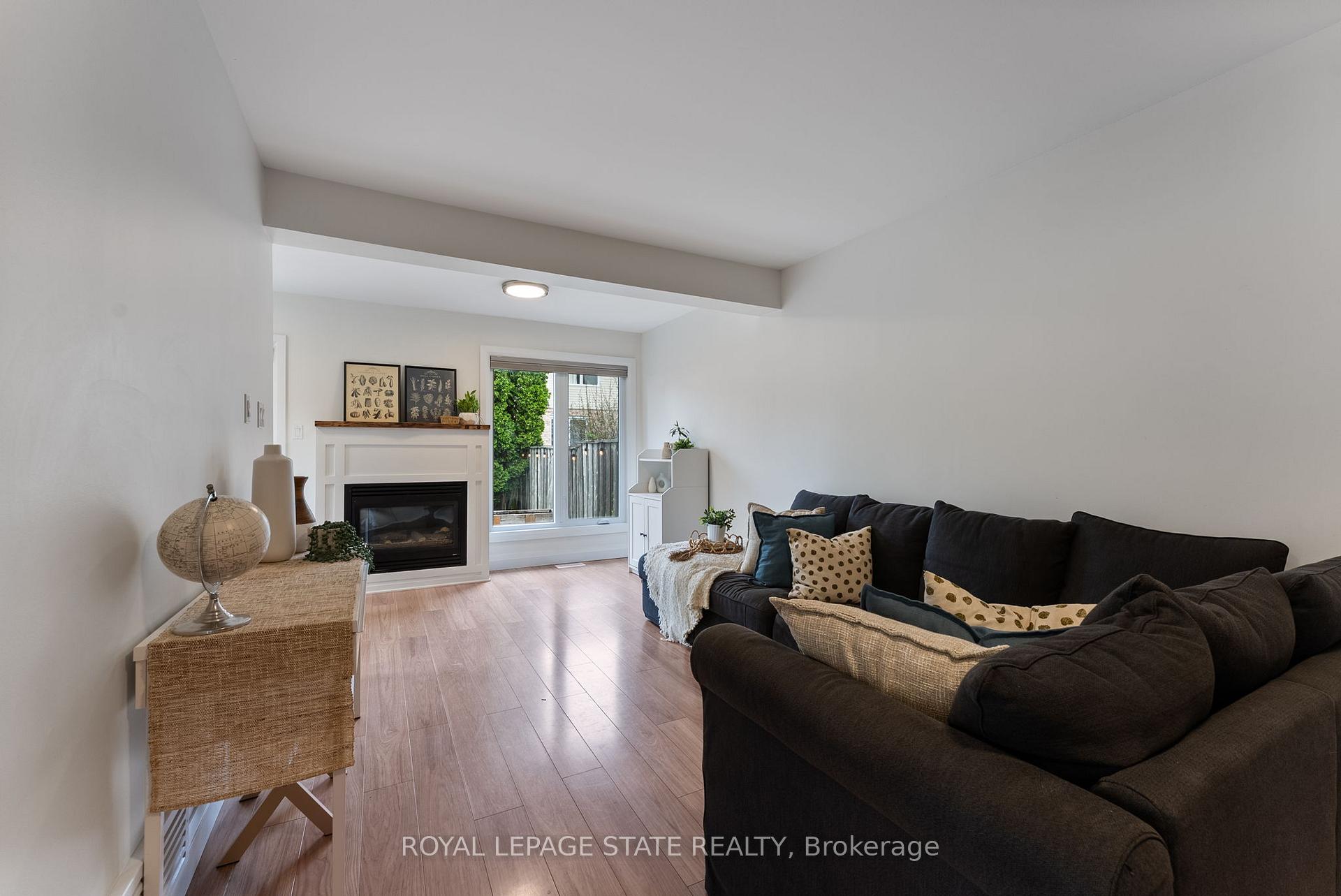 Photo 2 of 35 Morwick Drive, Hamilton, Ancaster — HOMEH