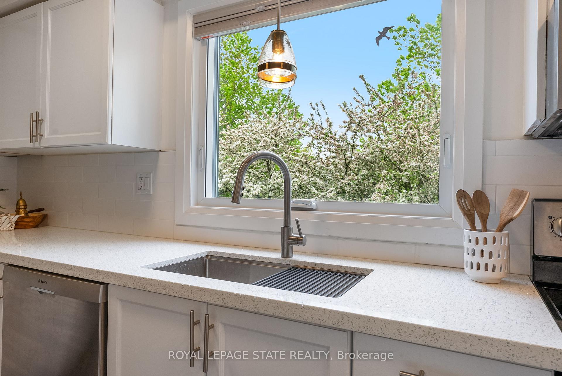 Photo 12 of 35 Morwick Drive, Hamilton, Ancaster — HOMEH