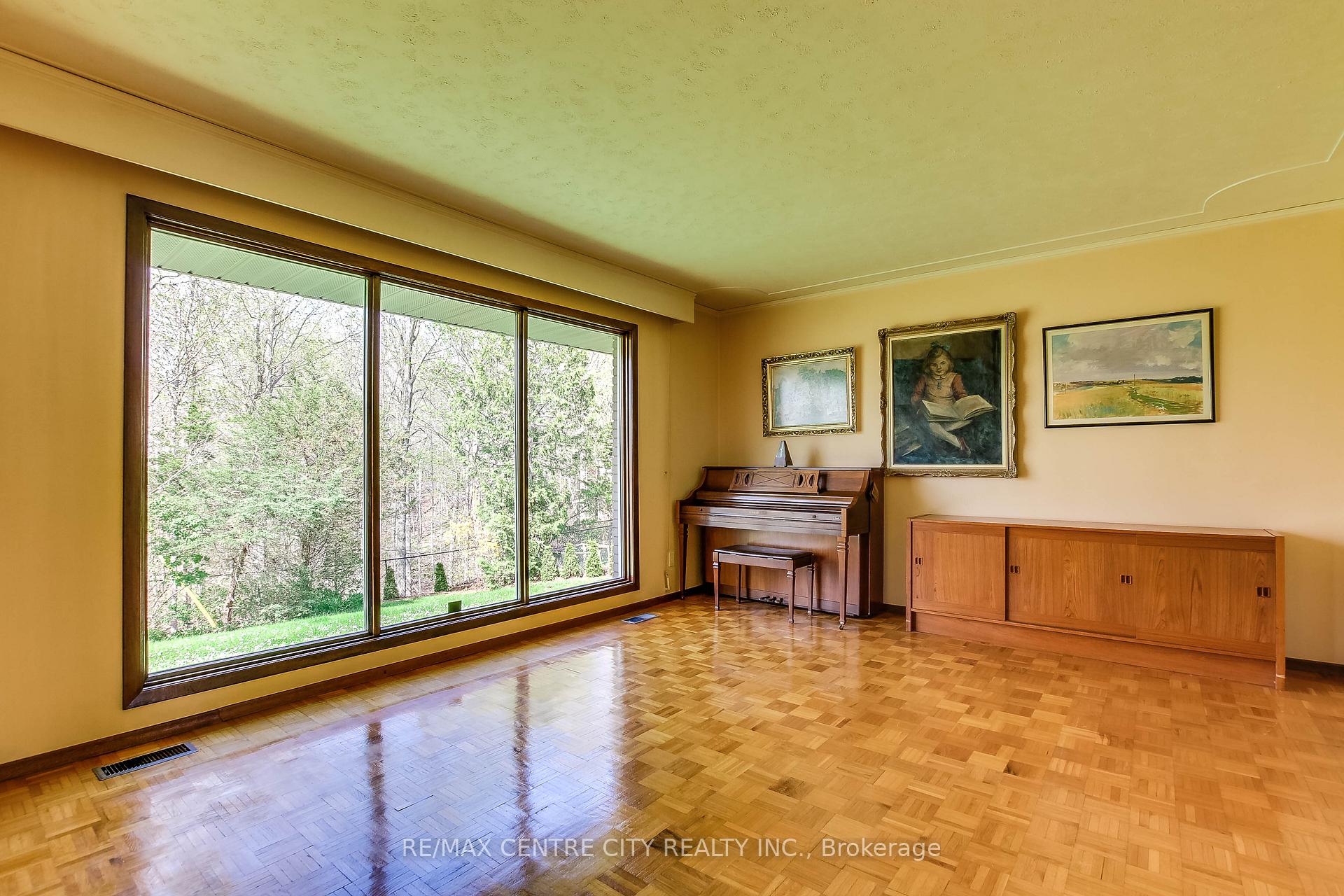 Photo 4 of 32 Locke Avenue, St. Thomas — HOMEH