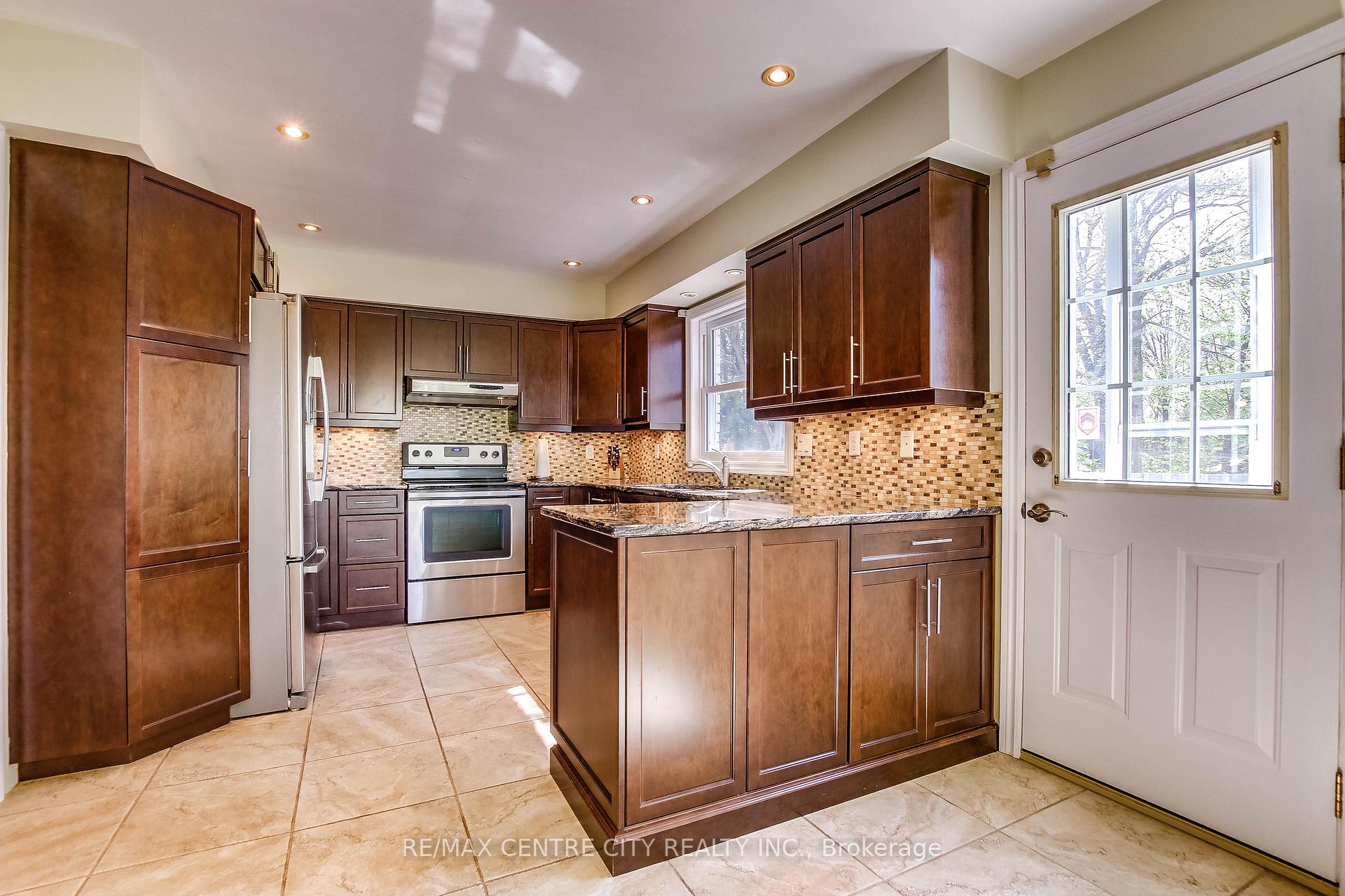 Photo 10 of 32 Locke Avenue, St. Thomas — HOMEH