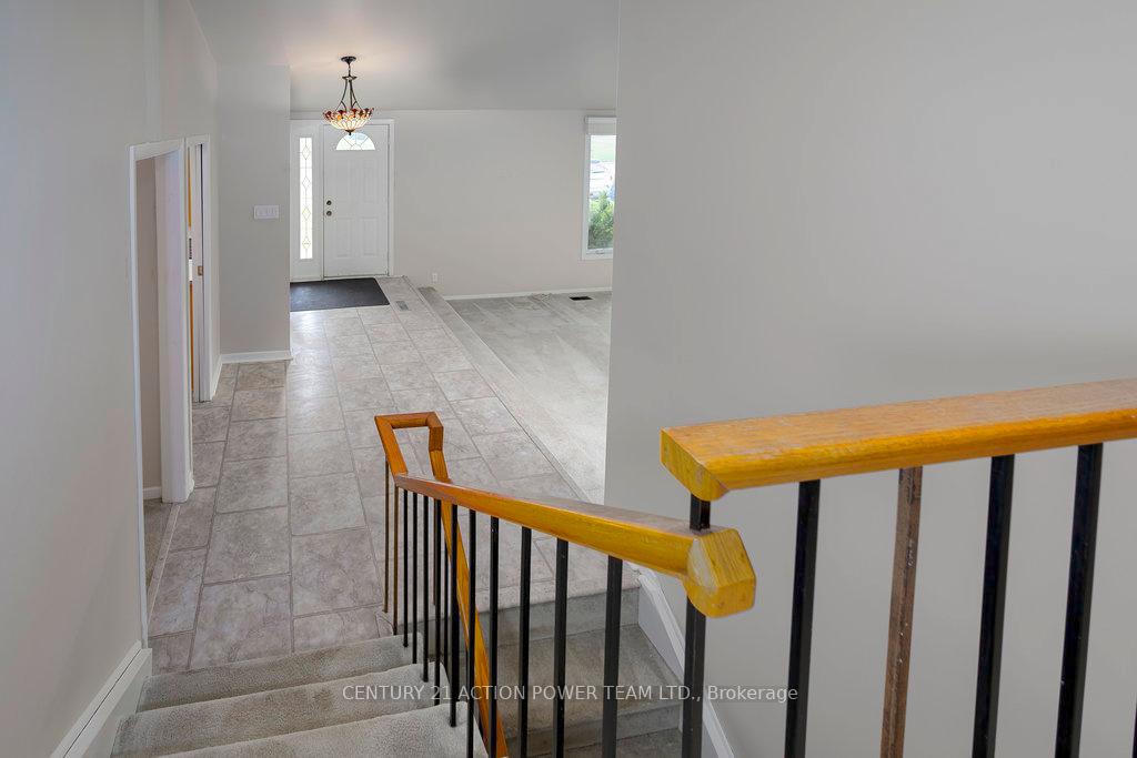 Photo 10 of 9 Keewatin Crescent, Ottawa, Borden Farm/Stewart Farm/Carleton Heights/Parkwood Hills — HOMEH