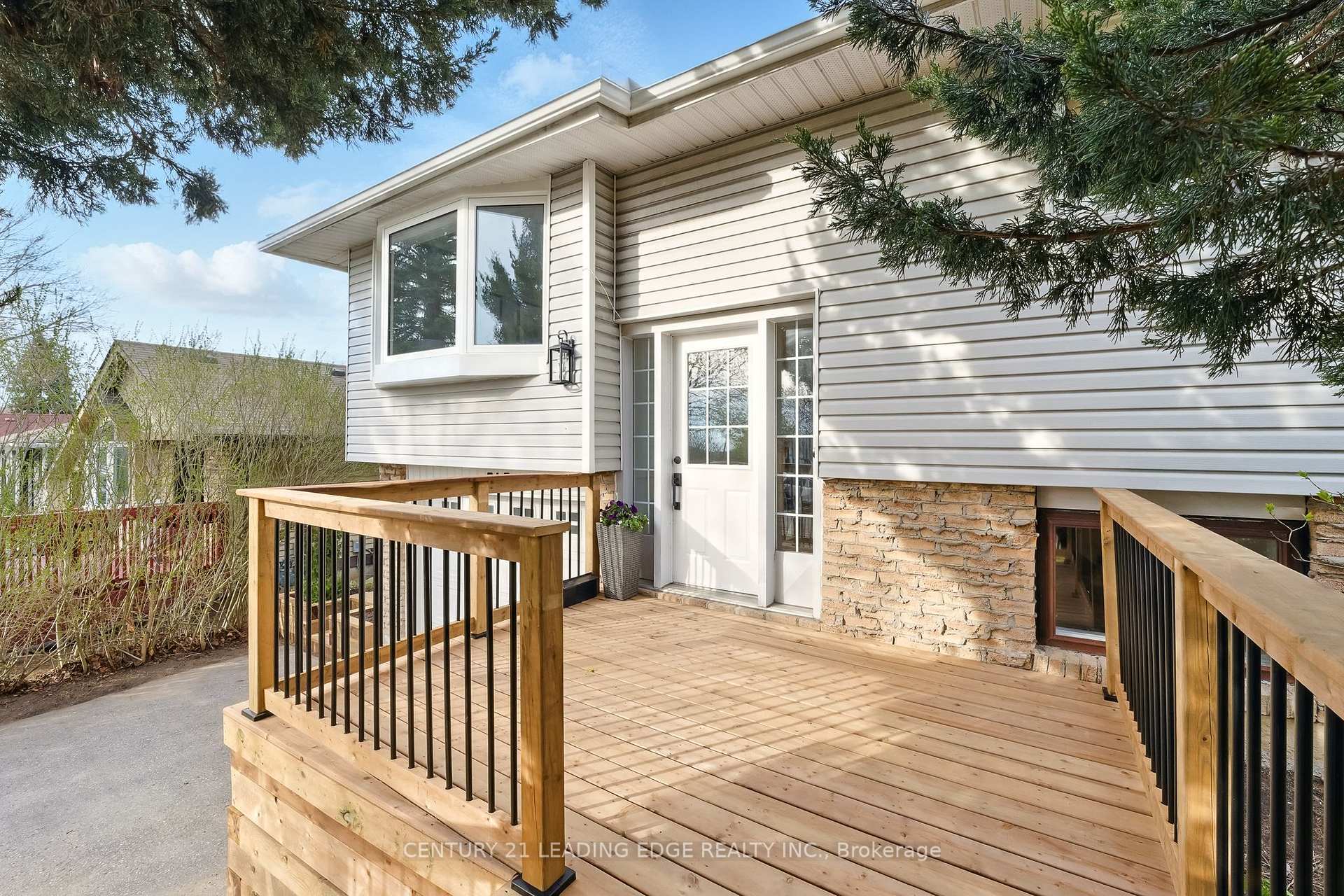 Photo 2 of 545 Capilano Crescent, Oshawa, Donevan — HOMEH