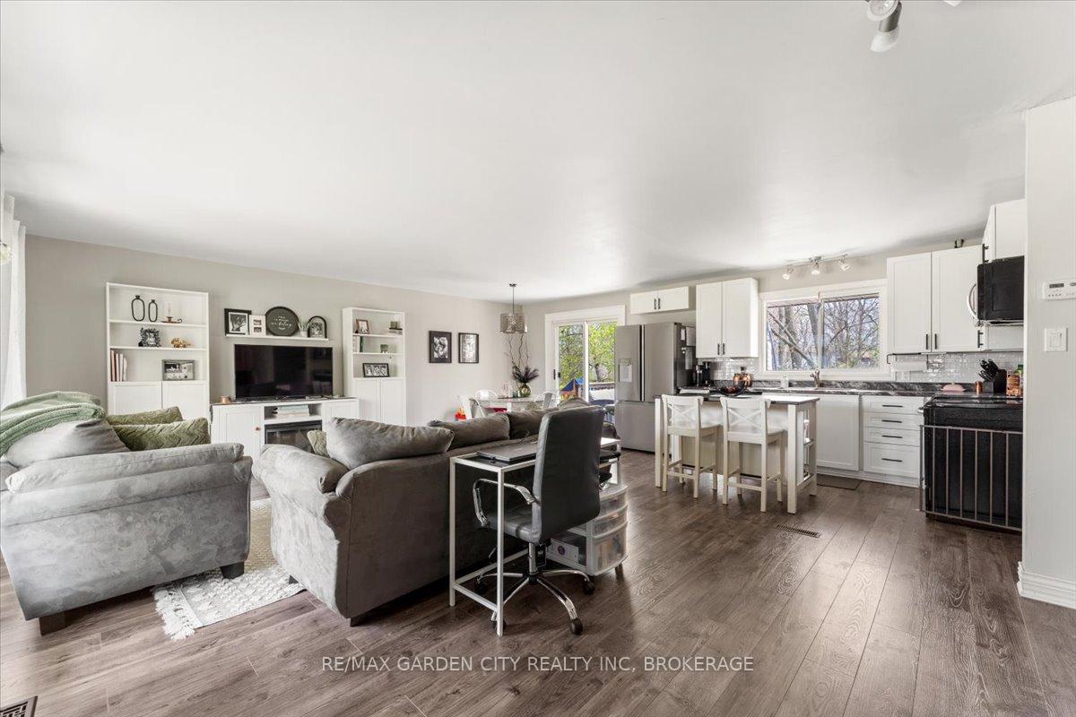 Photo 3 of 73 Alexandra Boulevard, St. Catharines, Secord Woods — HOMEH