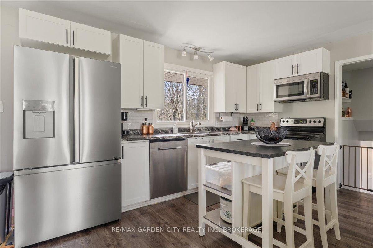 Photo 2 of 73 Alexandra Boulevard, St. Catharines, Secord Woods — HOMEH