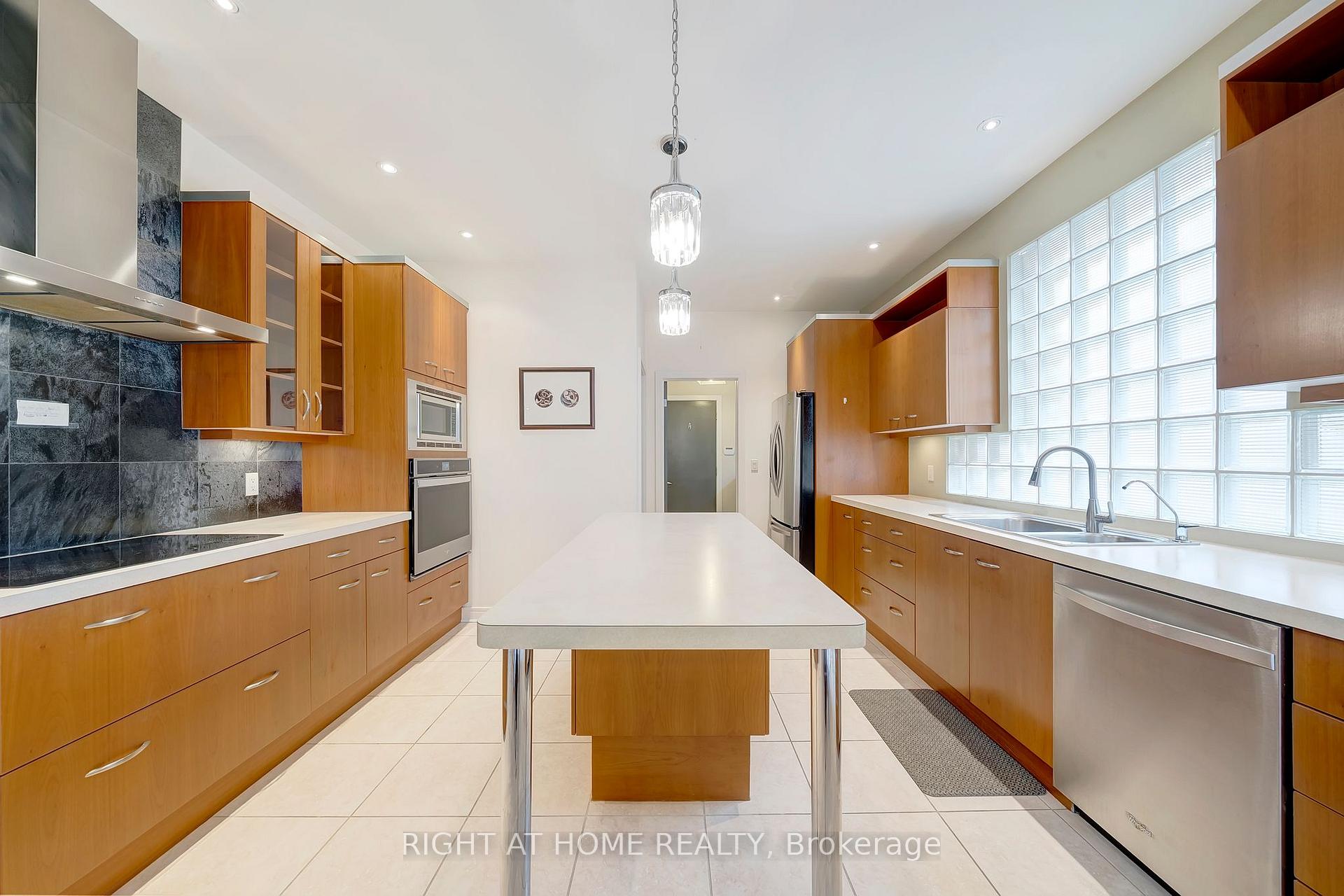 Photo 4 of 40 Arbour Glen Drive, St. Catharines, Grapeview — HOMEH