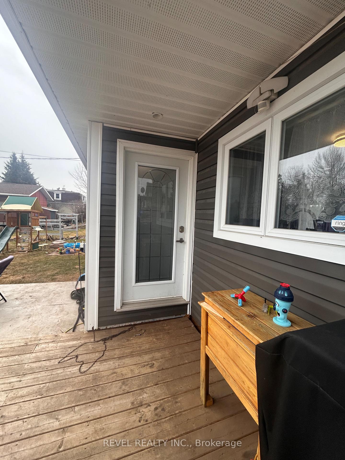 Photo 3 of 185 Fifteenth Avenue, Cochrane — HOMEH