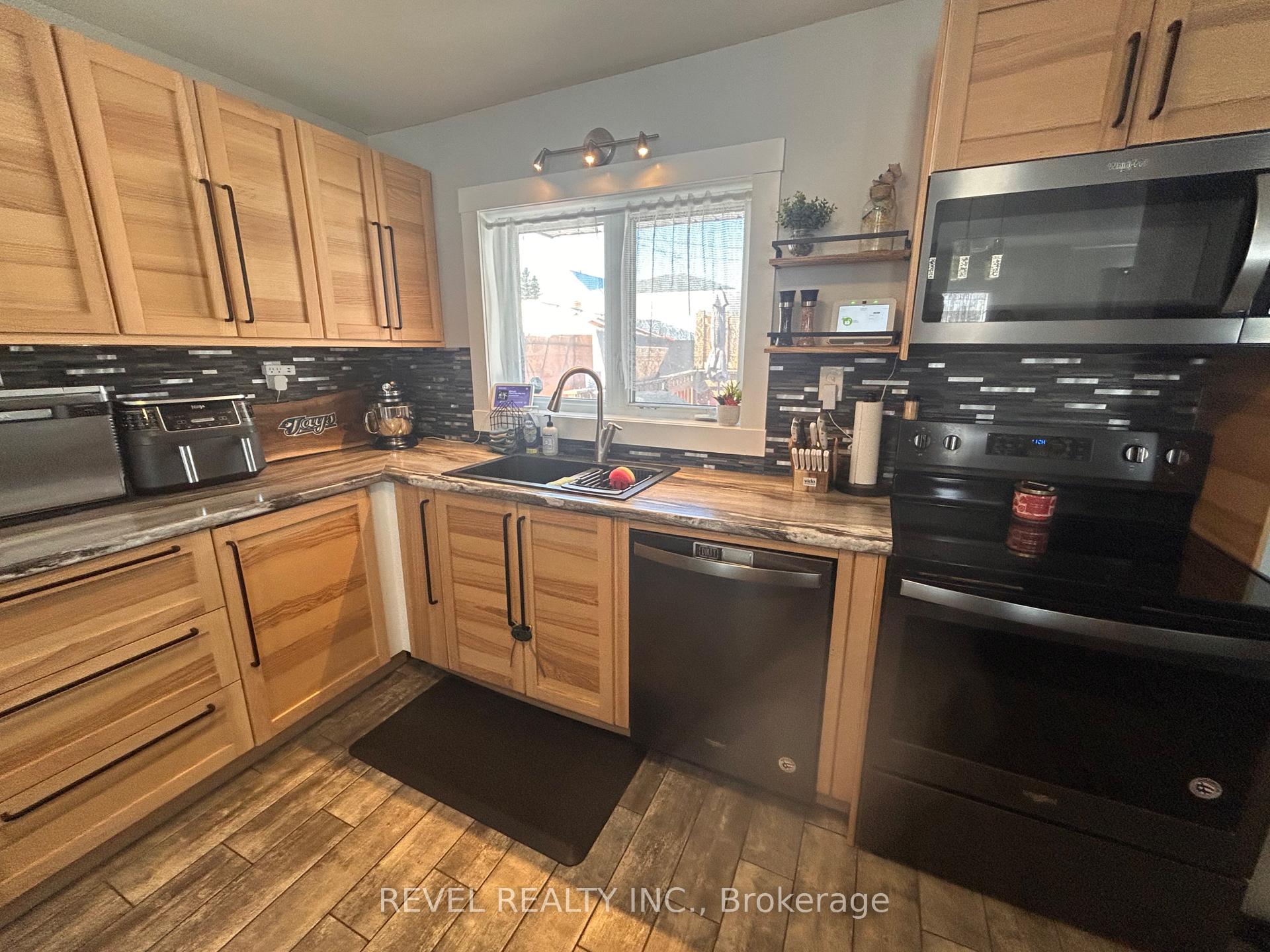 Photo 7 of 185 Fifteenth Avenue, Cochrane — HOMEH