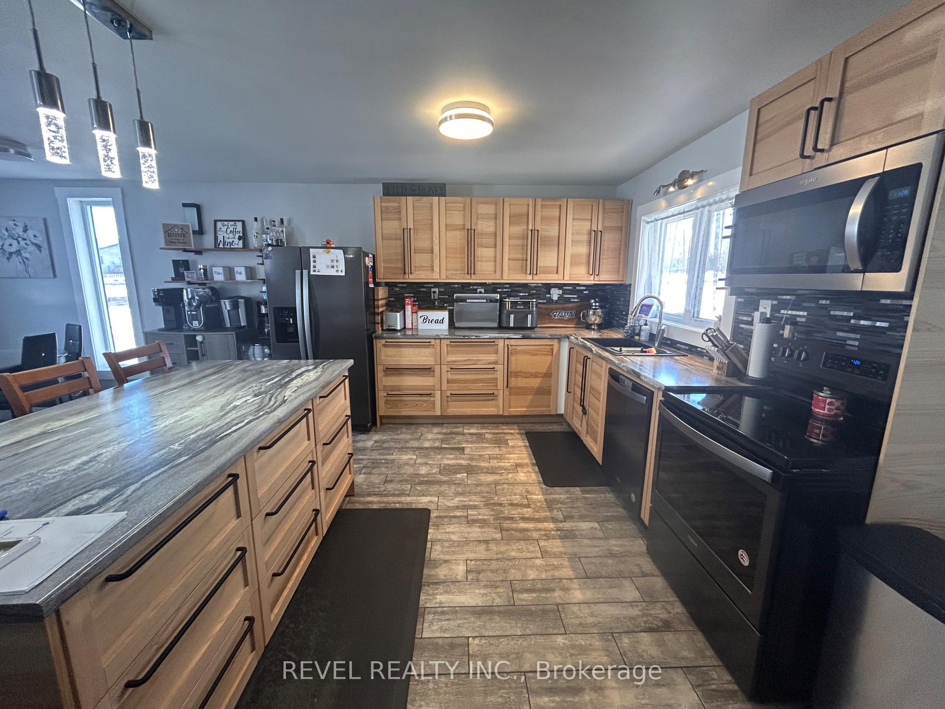 Photo 4 of 185 Fifteenth Avenue, Cochrane — HOMEH