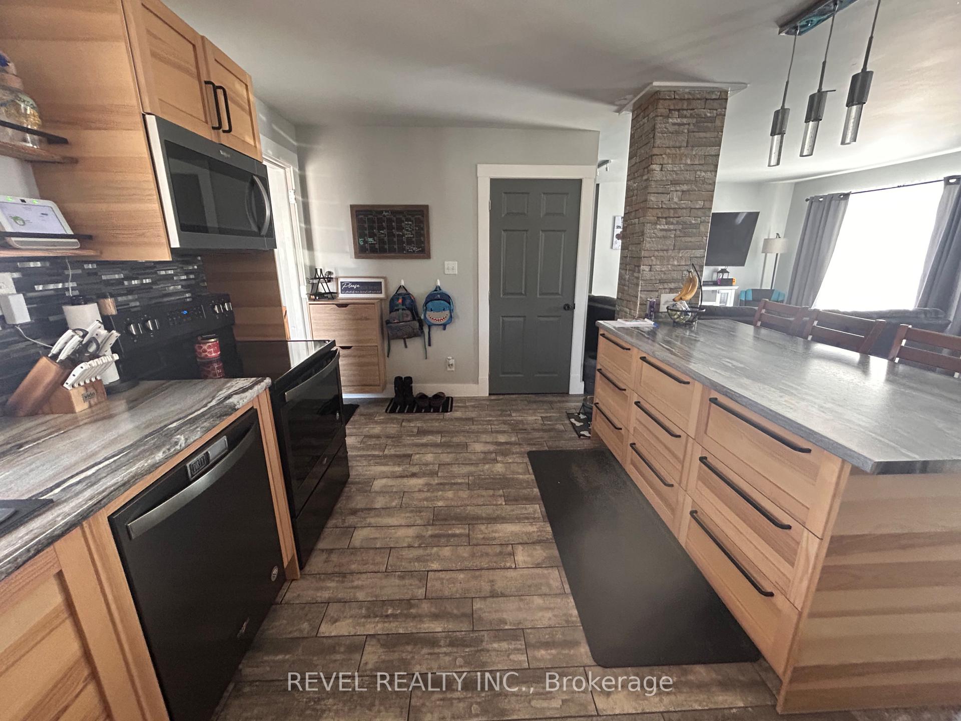 Photo 9 of 185 Fifteenth Avenue, Cochrane — HOMEH